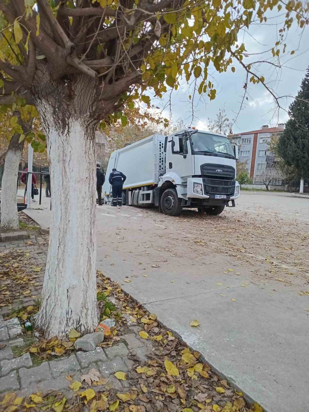 Okuldaki Basketbol Sahasi Coktu Cop Kamyonu Cukura Dustu 2925E68265F3C115F733061A5A7Fd5Ea