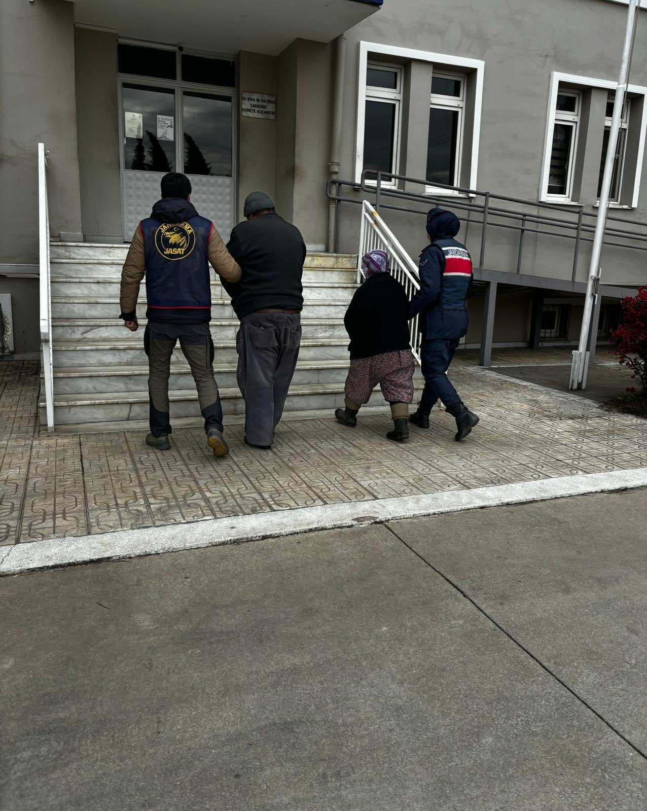 6 Yildir Araniyorlardi Cilek Bahcesinde Yakalandilar 544699 C47Fd3Cddeb15Cb841B4Ff0C038C7525