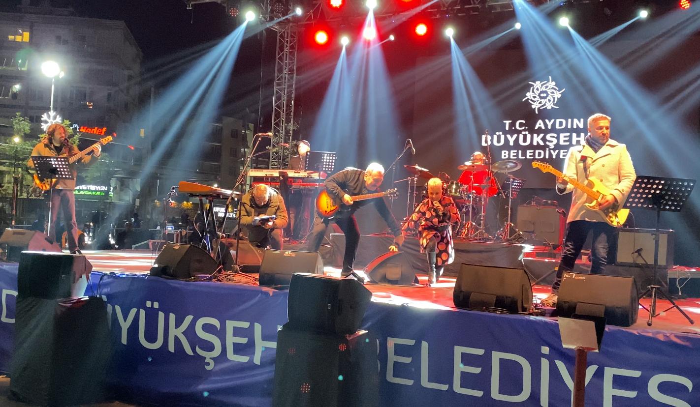 Aydinda Unlu Sanatci Konserde Dustu 544437 6C932C573161A258B7E118012Adaa3E6