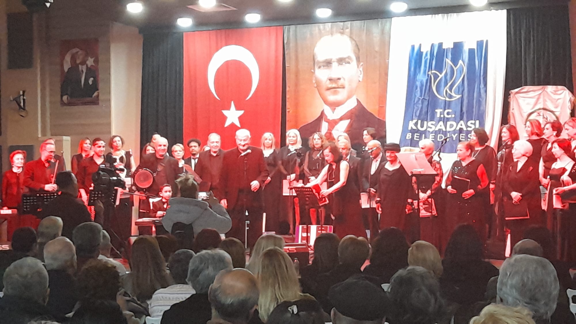 Canim Annem Oratoryosu Kusadasinda Ayakta Alkislandi 542289 B505510442A58A70C5B69084804651D6