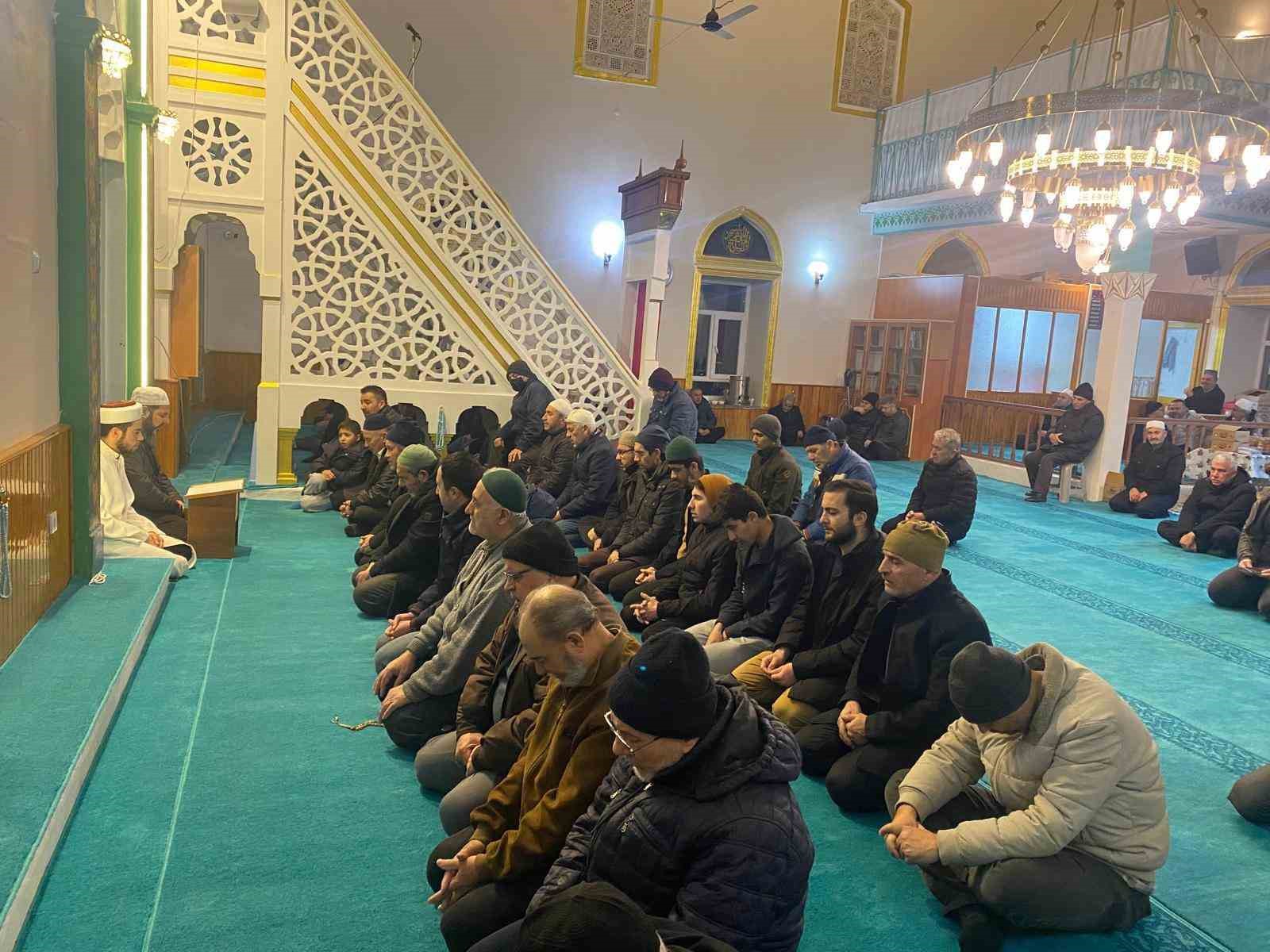 Efelerde Vatandaslar Sabah Namazinda Bulustu 28C9A58465D5F5522F1A05C4F2D231Fd