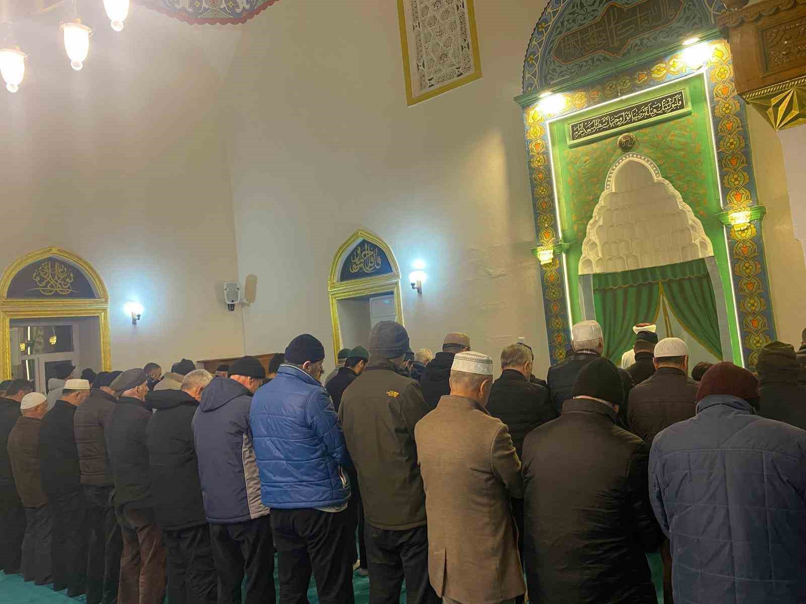 Efelerde Vatandaslar Sabah Namazinda Bulustu 6488268Abb009C0142C6C6Ef2C7284F7