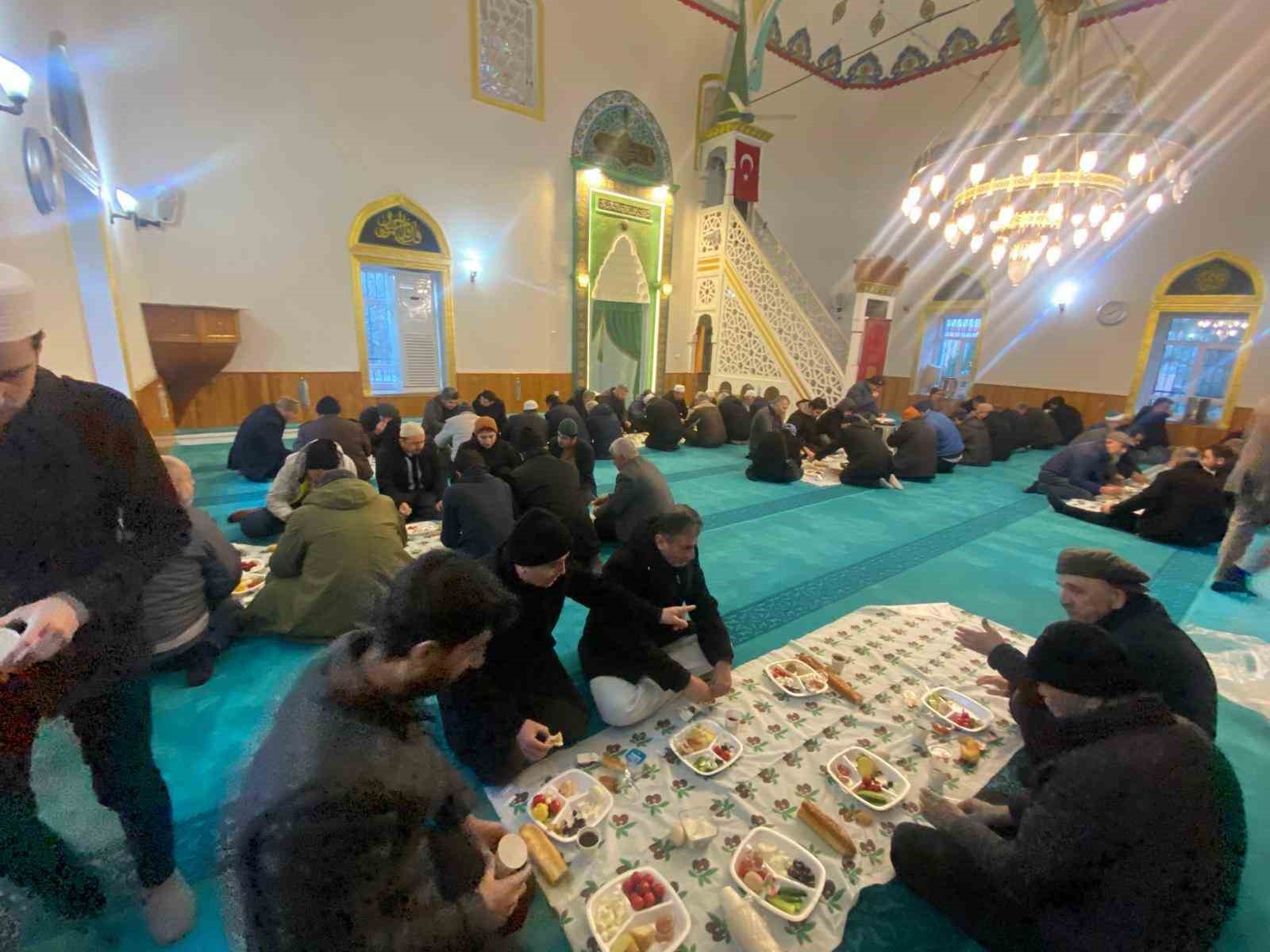 Efelerde Vatandaslar Sabah Namazinda Bulustu 989A6899498Aebc58024210E0689161E