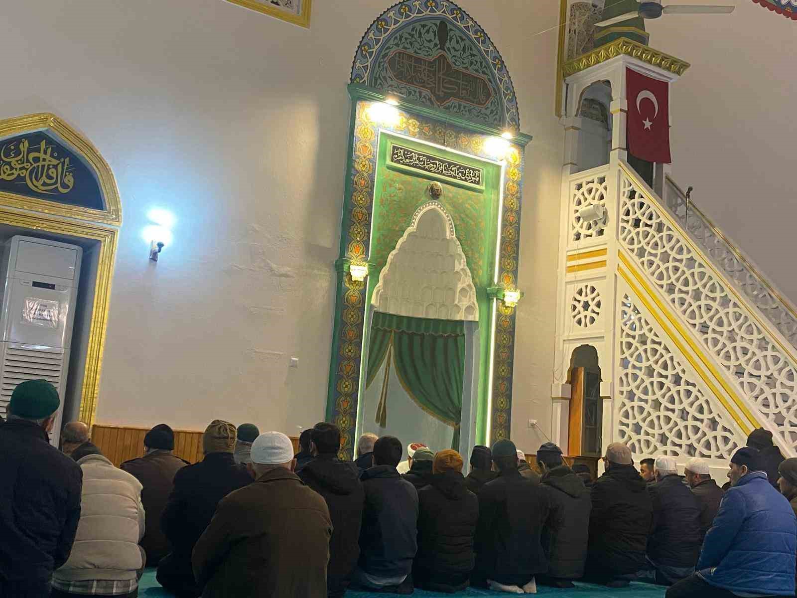 Efelerde Vatandaslar Sabah Namazinda Bulustu B7C649C1D2E7C942Fe5F756D0Bb6B407