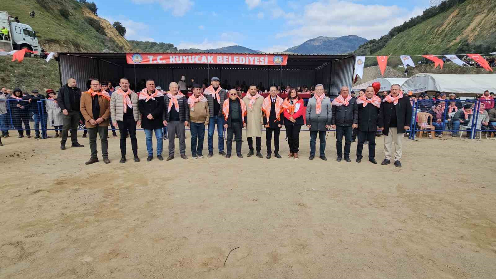 Kuyucaktaki Deve Gureslerini 15 Bin Kisi Izledi 60Cbd5Fba7A4Ee1Dfe30413F83C9F27F