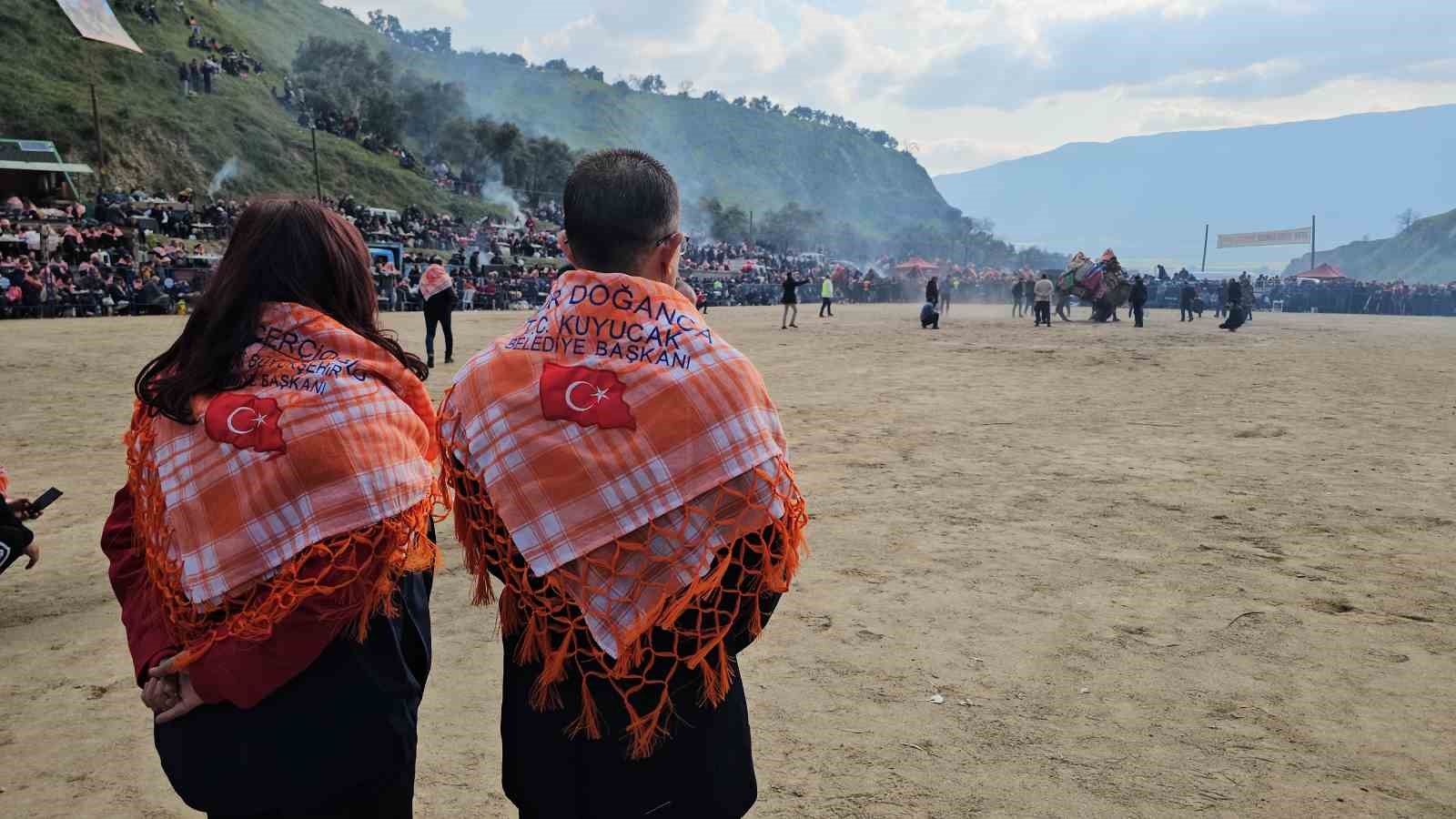 Kuyucaktaki Deve Gureslerini 15 Bin Kisi Izledi B2B44084A5039A8F095Fccdc5C9Eabad