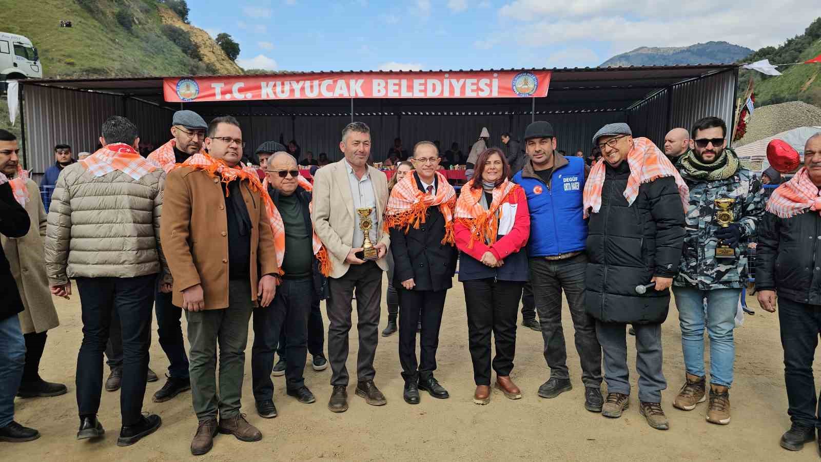 Kuyucaktaki Deve Gureslerini 15 Bin Kisi Izledi C2E07Db054Ef7589843B4Da645A3Ef11