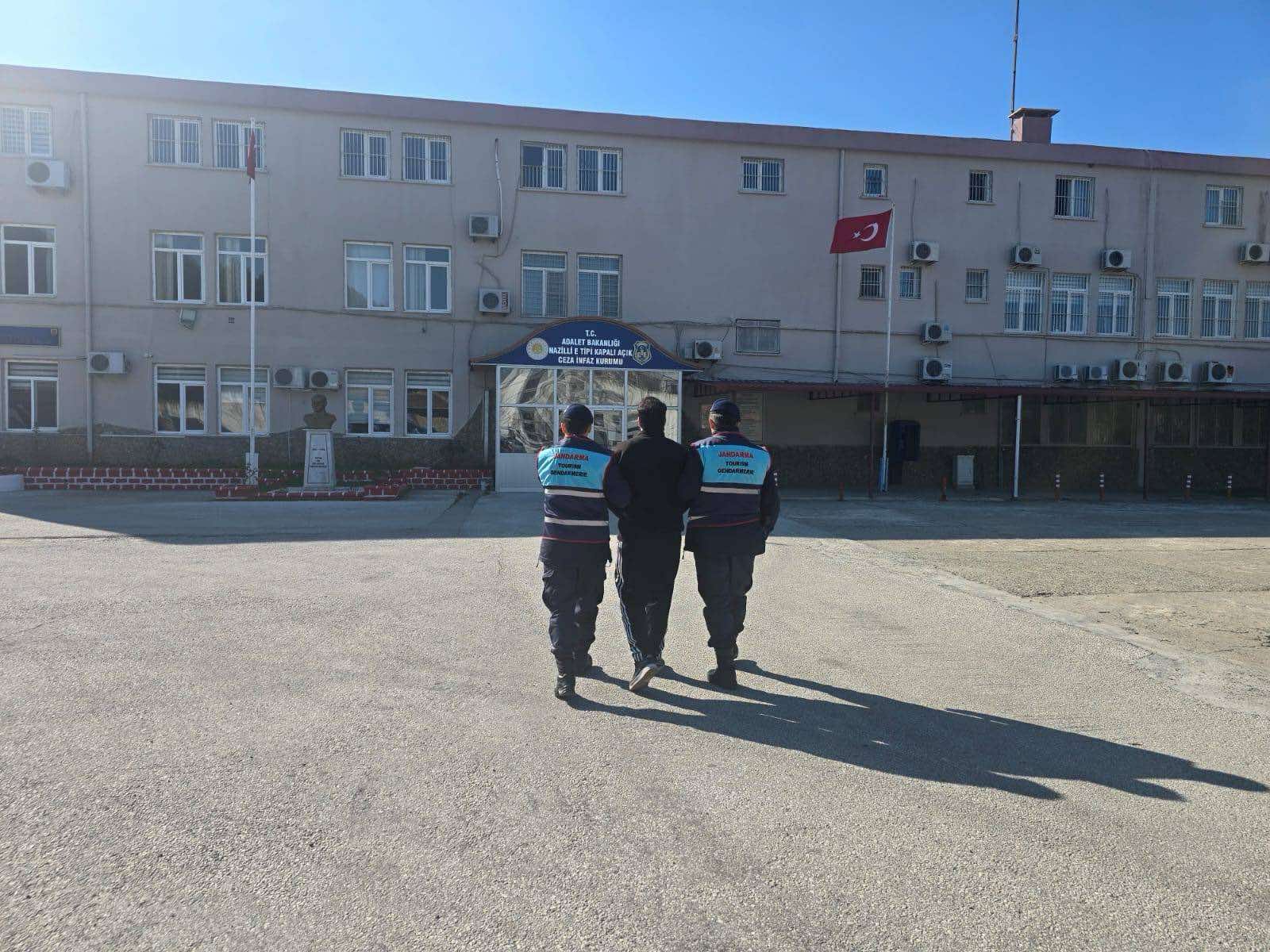 Nazillide 3 Ayri Suctan Aranan Hirsiz Yakalandi 544018 D2B433F0668B71Ce5A391B01Dde7Fac2