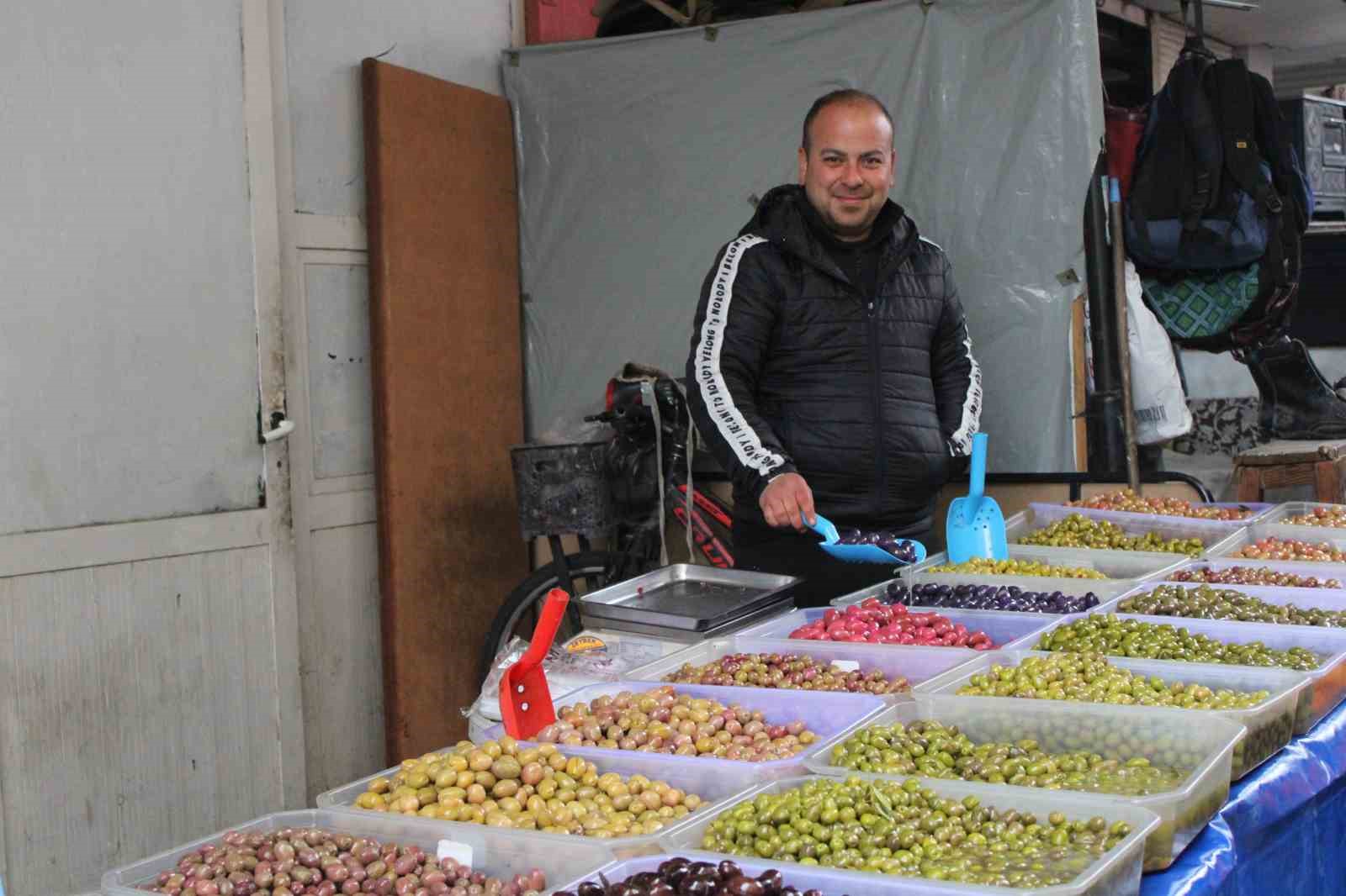 Alti Aylik Zahmetin Urunu Mor Ve Pembe Zeytinler Vatandaslarin Ilgisini Cekiyor 749Dd02E536C08Bda5Dc5D073A7A652D