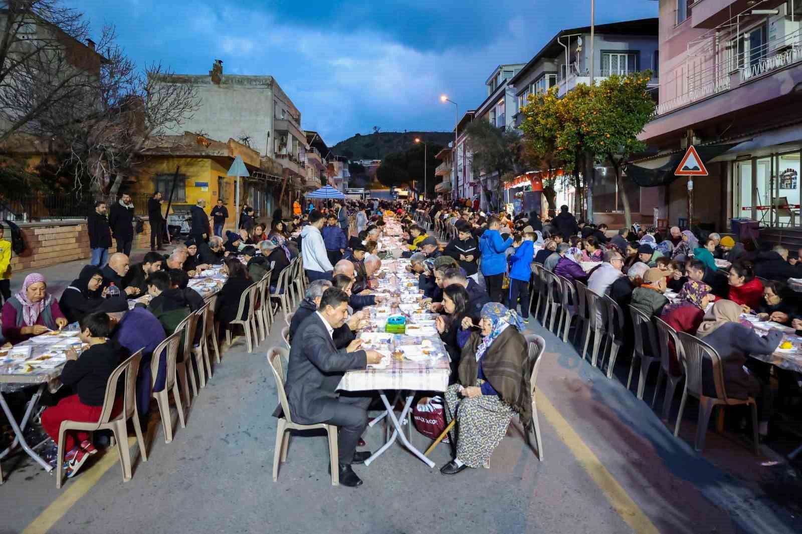 Baskan Yetiskin Iftar Sofrasinda Vatandaslarla Bulustu Ebd9B799235Ea6F96Cca98Bf584Ecf35