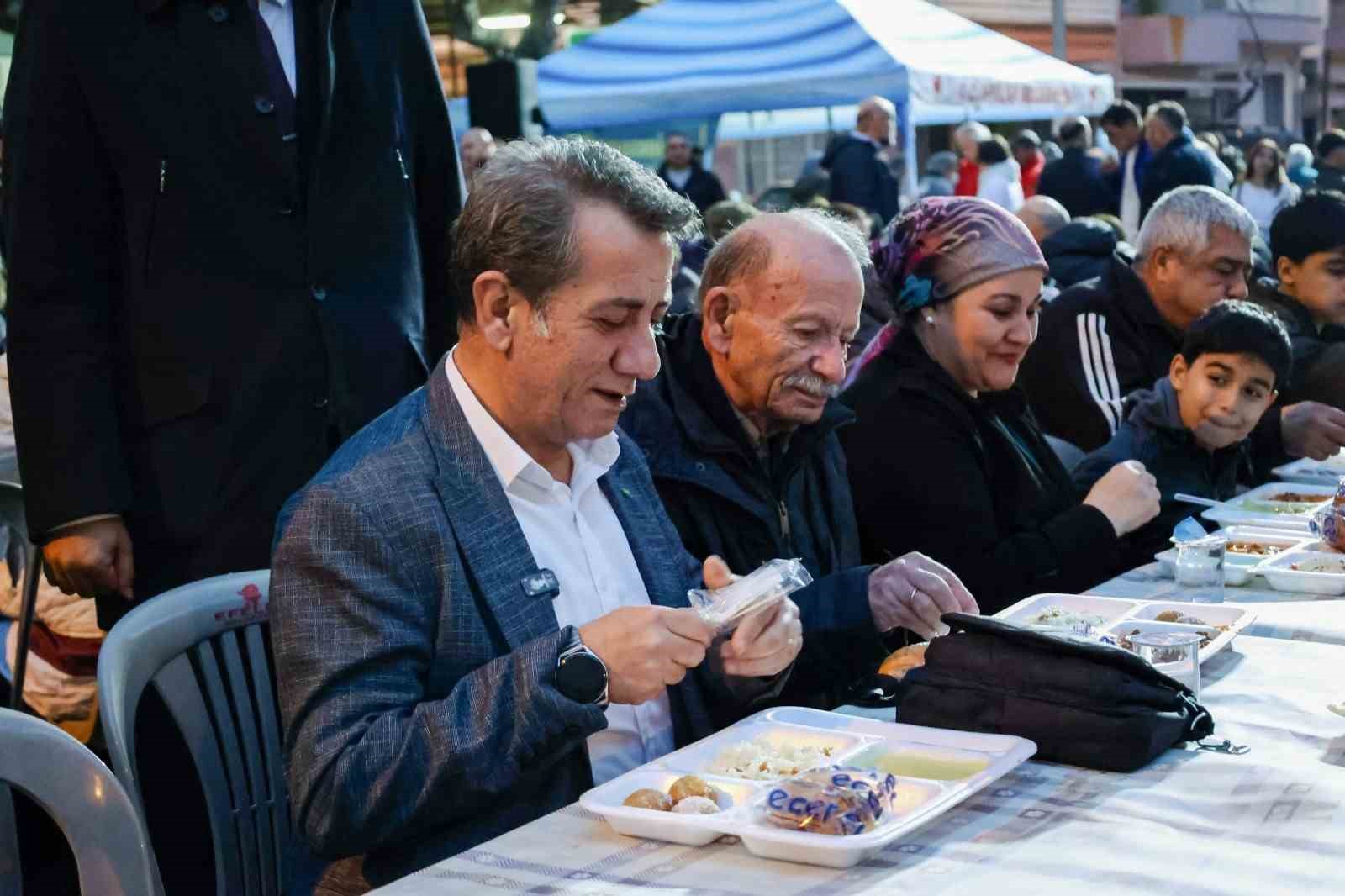 Ilk 4 Gunde 5 Binden Fazla Efelerli Iftar Sofrasinda Bulustu C0Acd31Cda46Da5Cadf4E9Ac2D837709