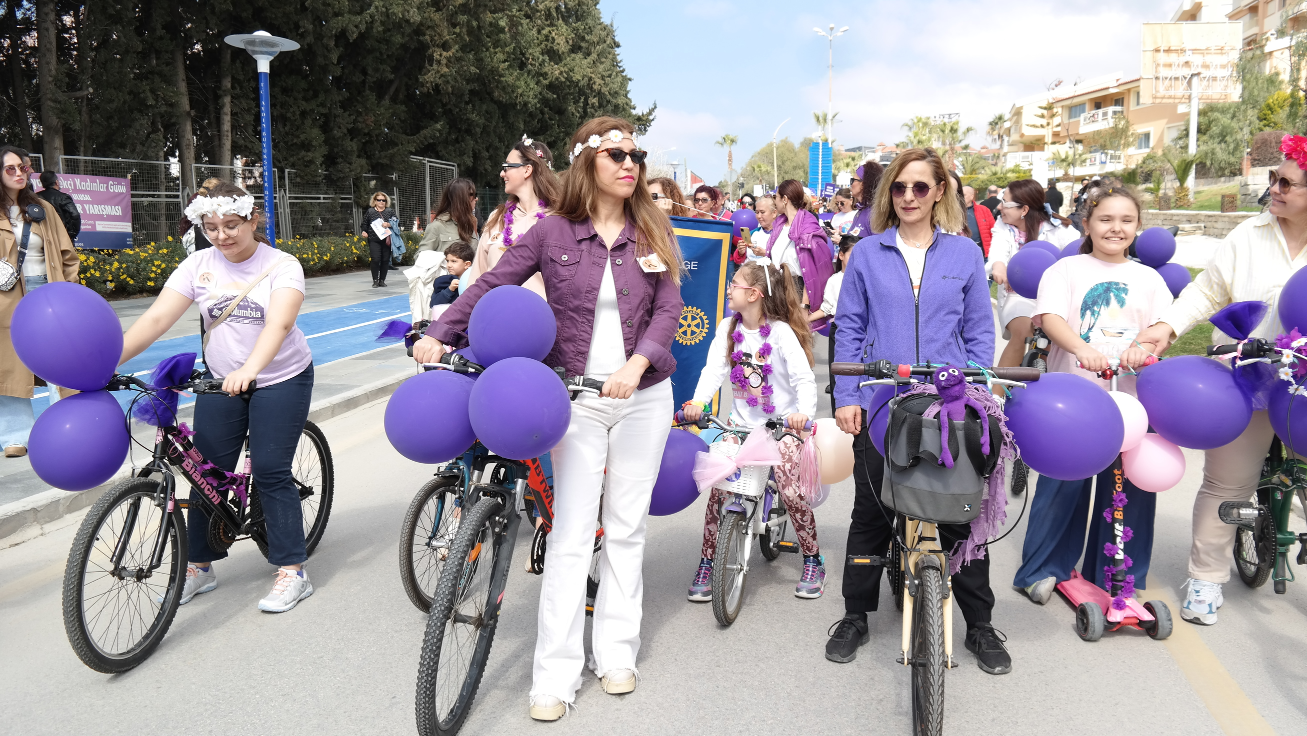 Kusadasi 8 Mart Icin Sokaklara Dokuldu 550431 48Bd7Da1C1B06E573B952Ca7B5De5676