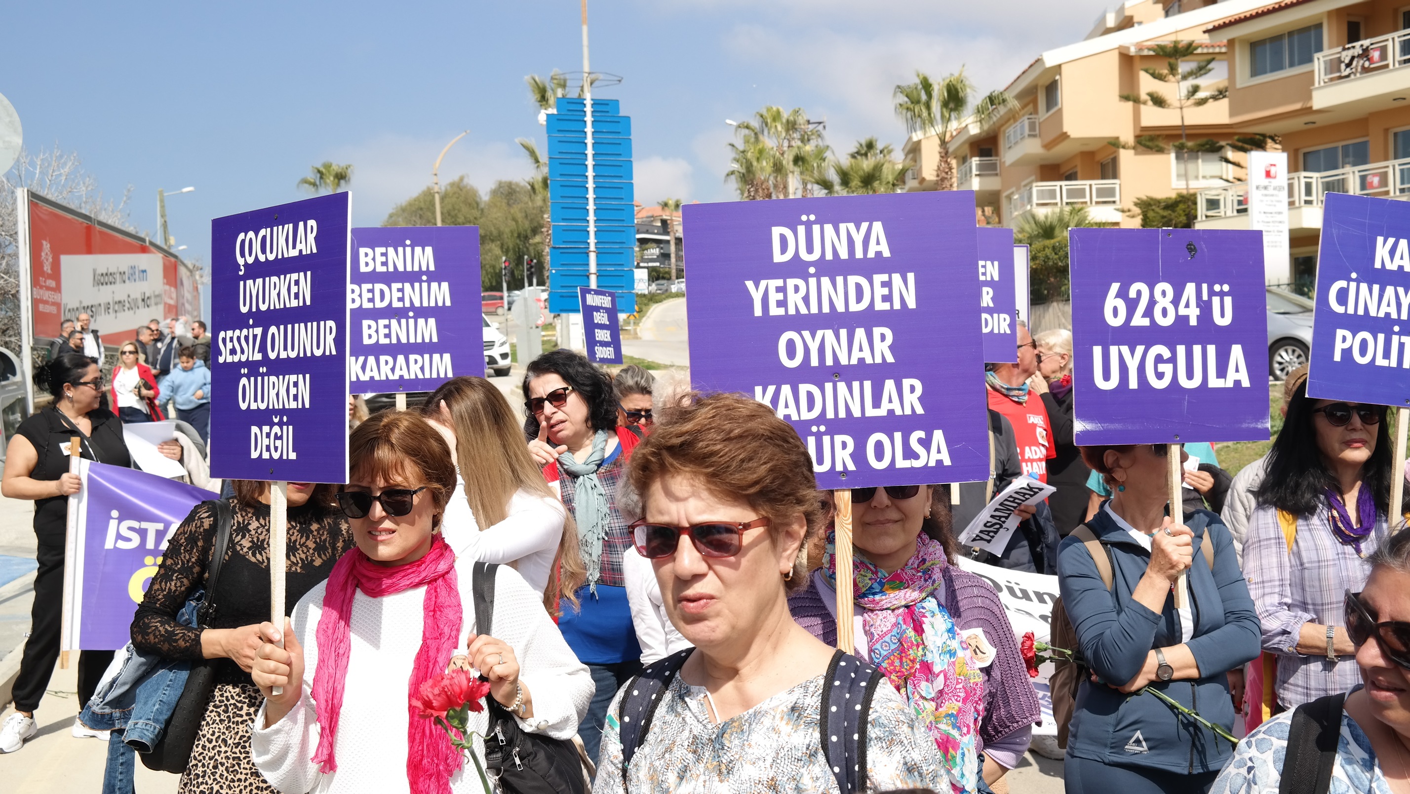 Kusadasi 8 Mart Icin Sokaklara Dokuldu 550431 59891F05C5Cca6E6554E06D73C01Bc17