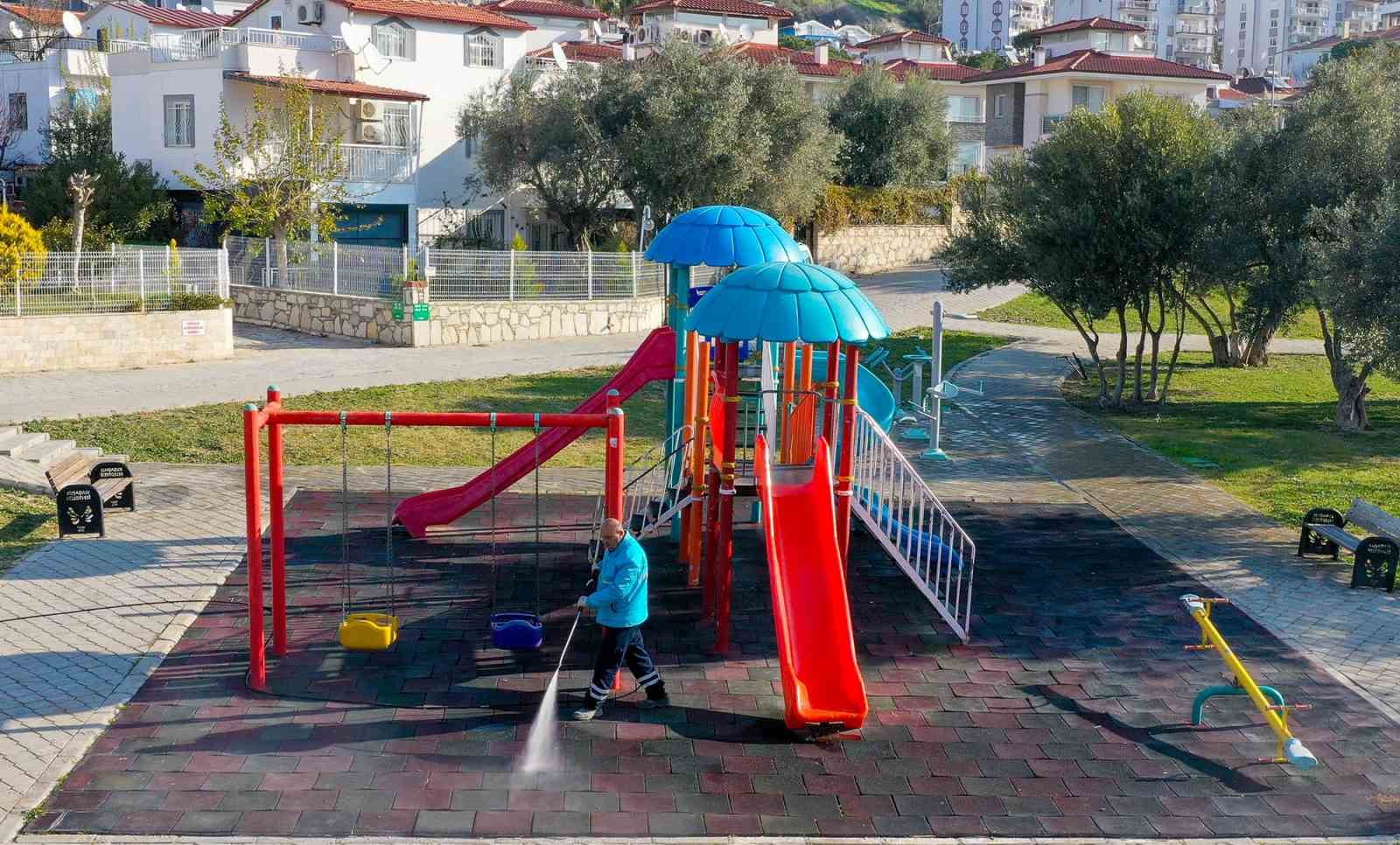 Kusadasinda Kadinlar Denizi Mahalleside Detayli Temizlik Calismasi 8Ca0C3Af4771Eb80790F8D40E42B4493