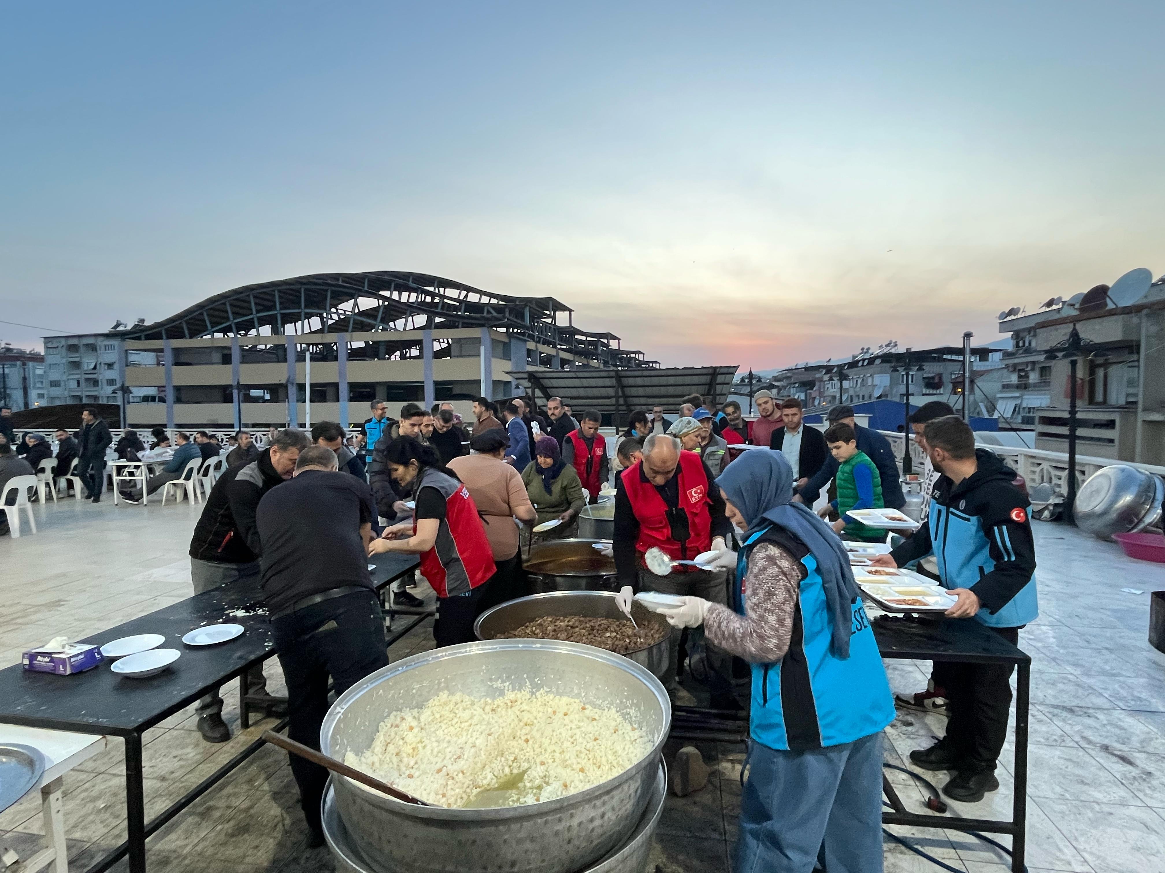 Nazillide 1000 Kisilik Yesevi Iftari Duzenlendi 554356 Ccc96Aea976Dfdde3E9Dfc89A83060Fa