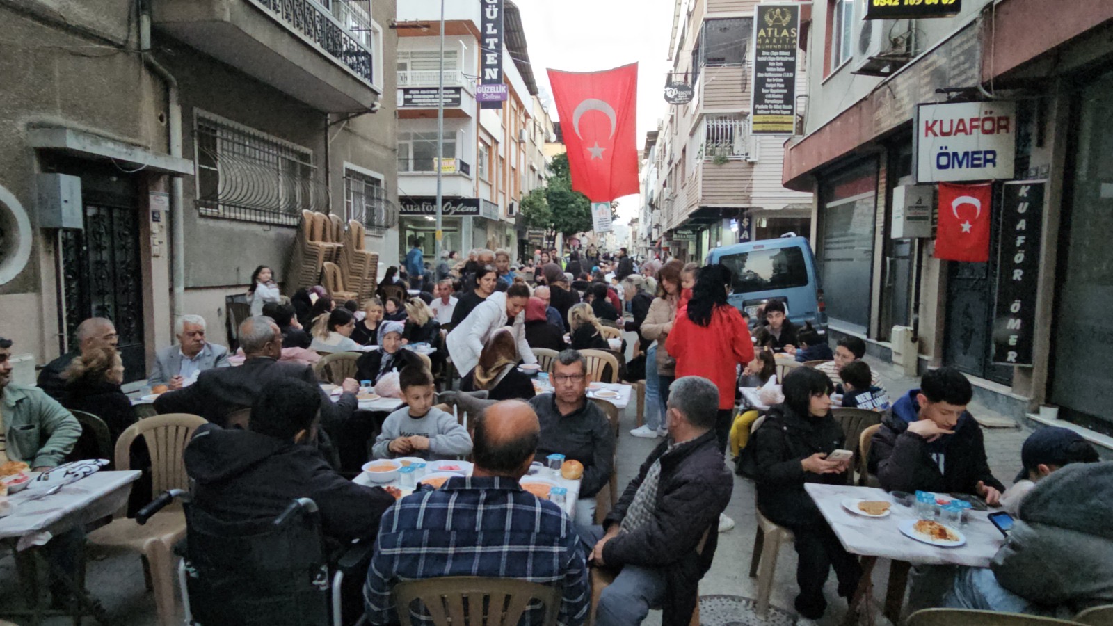 Nazillide Kuaforler Sokaginda Birlik Beraberlik Iftarinda Bulustular 550971 7B7851B01A526Ce657A74Ad31Dcf766A