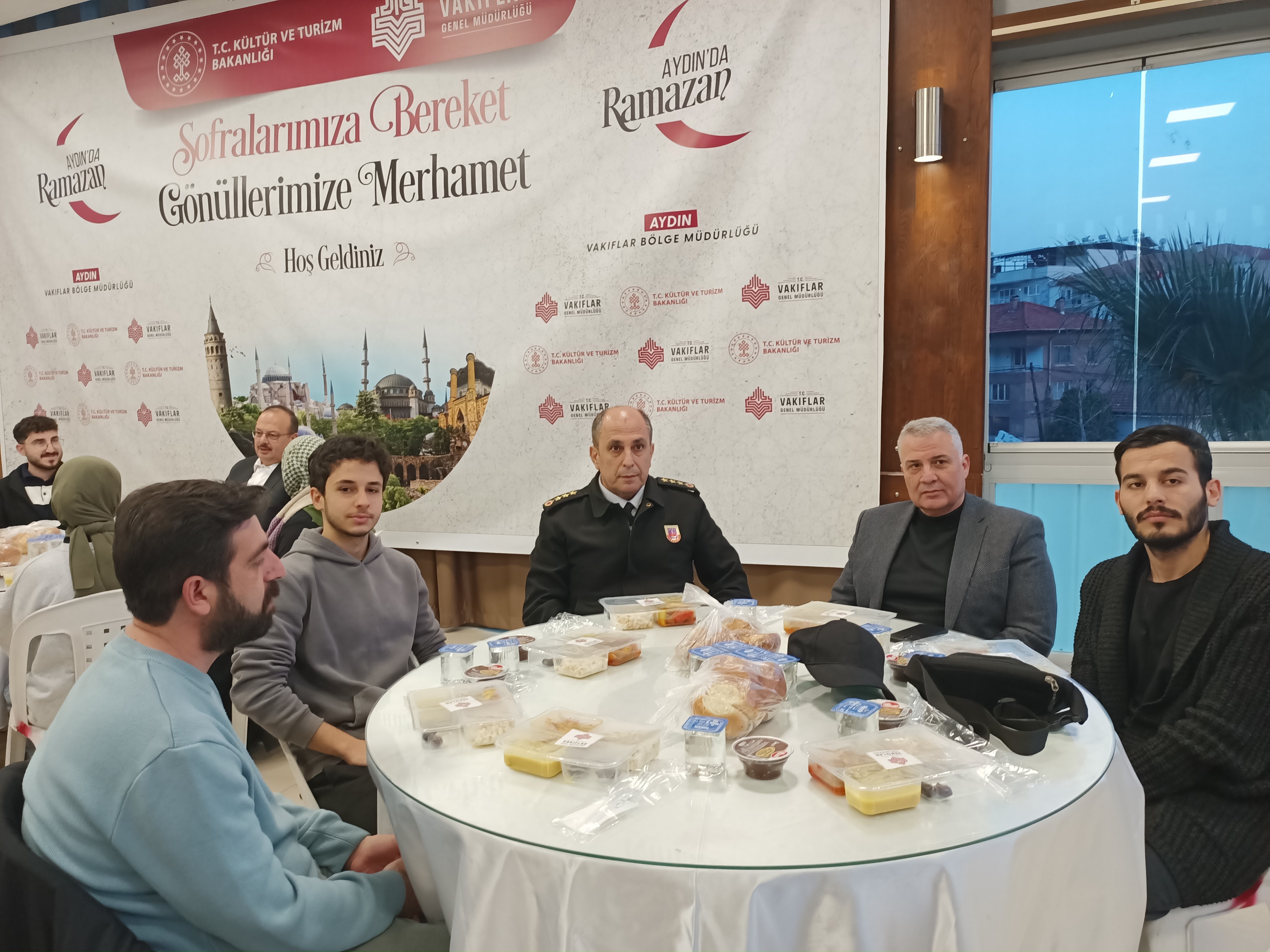 Vali Canbolat Aydinlilar Ile Iftarda Bulustu 549575 4D45C69Ff57C5Df01965E5E6F9042F89