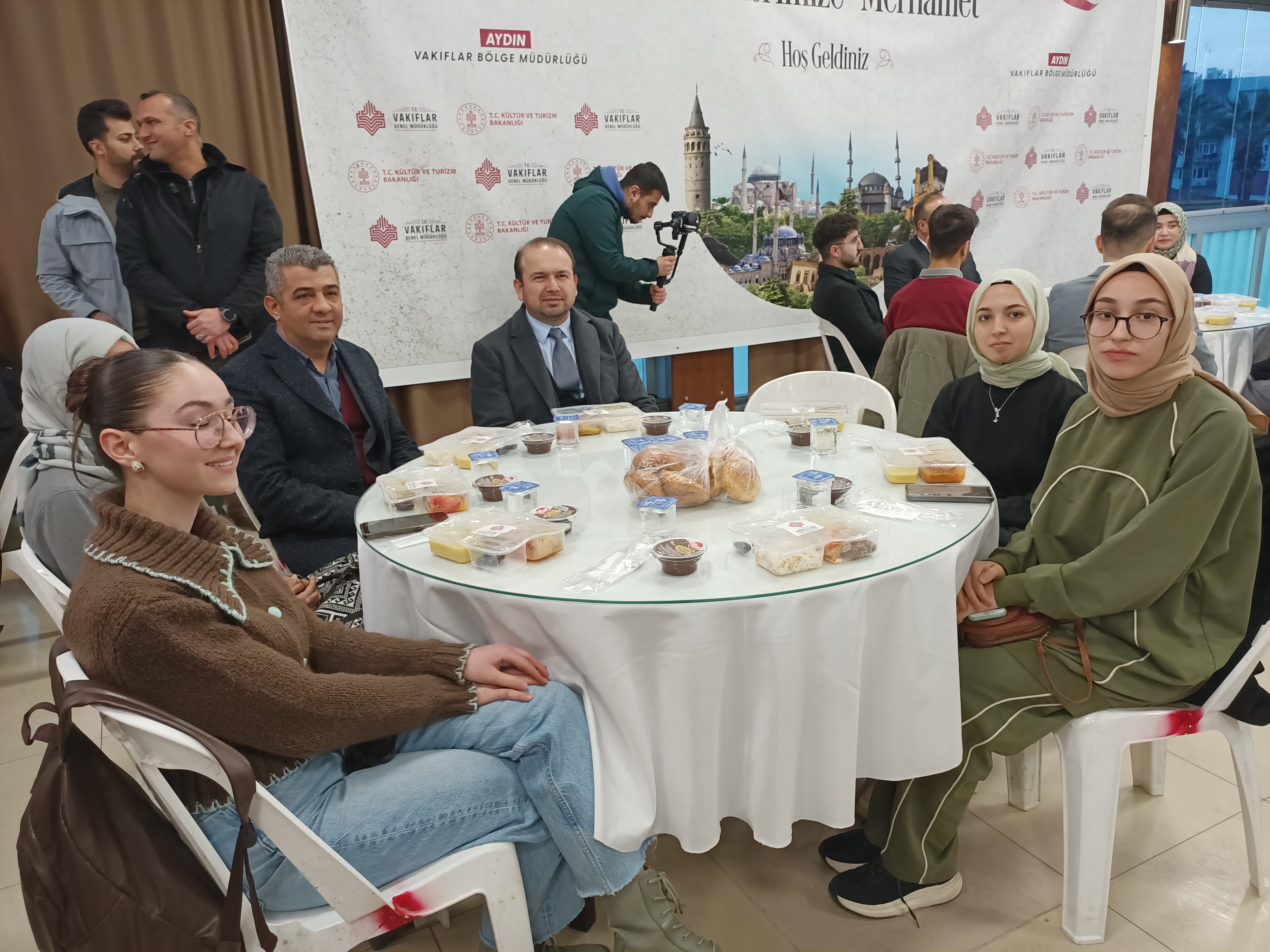 Vali Canbolat Aydinlilar Ile Iftarda Bulustu 549575 4D86E8299C2Ef91A7C3Ea9349F462546