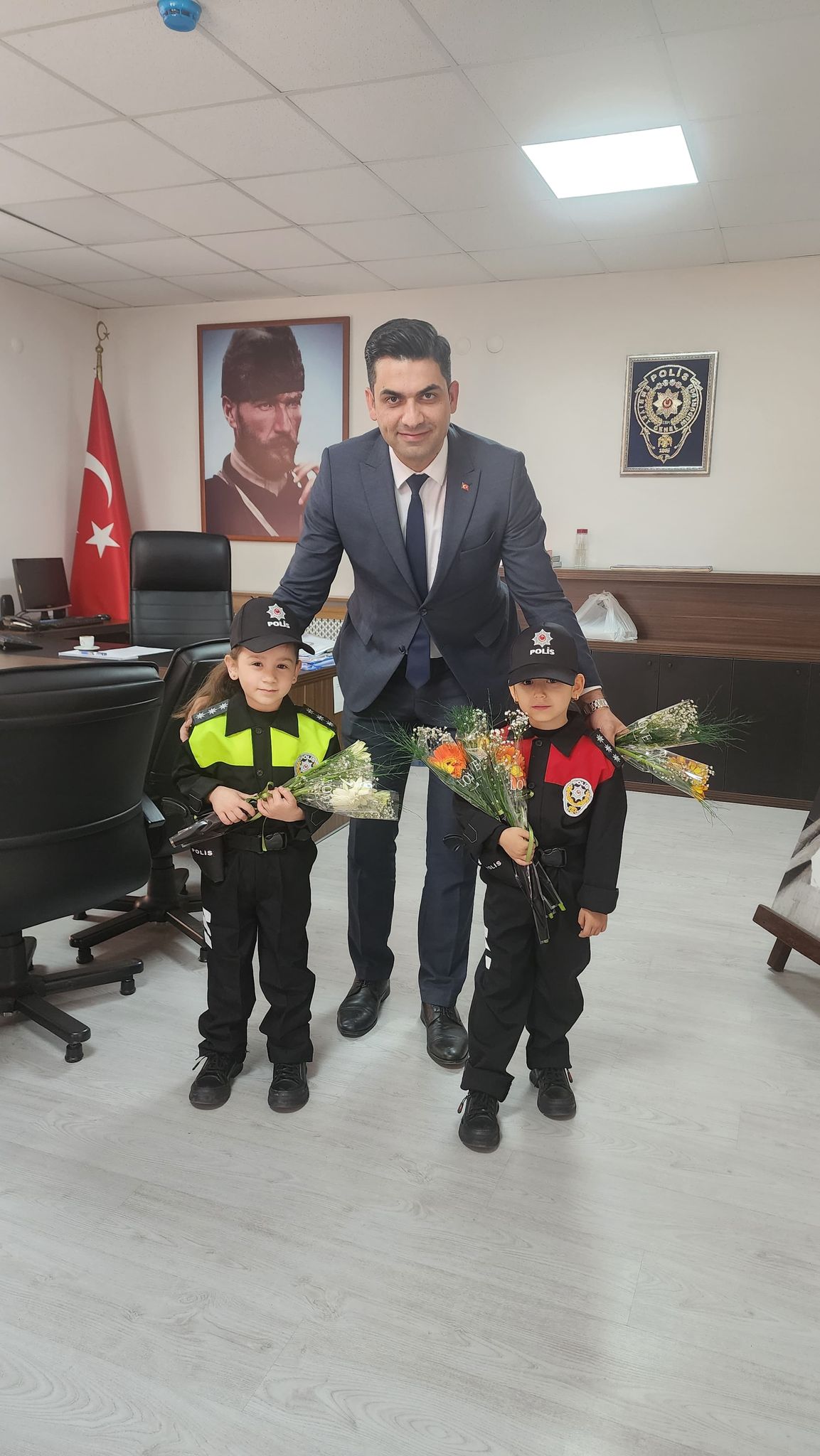 Aydinda Miniklerden Polislere Ozel Surpriz 558524 7E2Dbc5C951F557F90F01540Bd60A90B