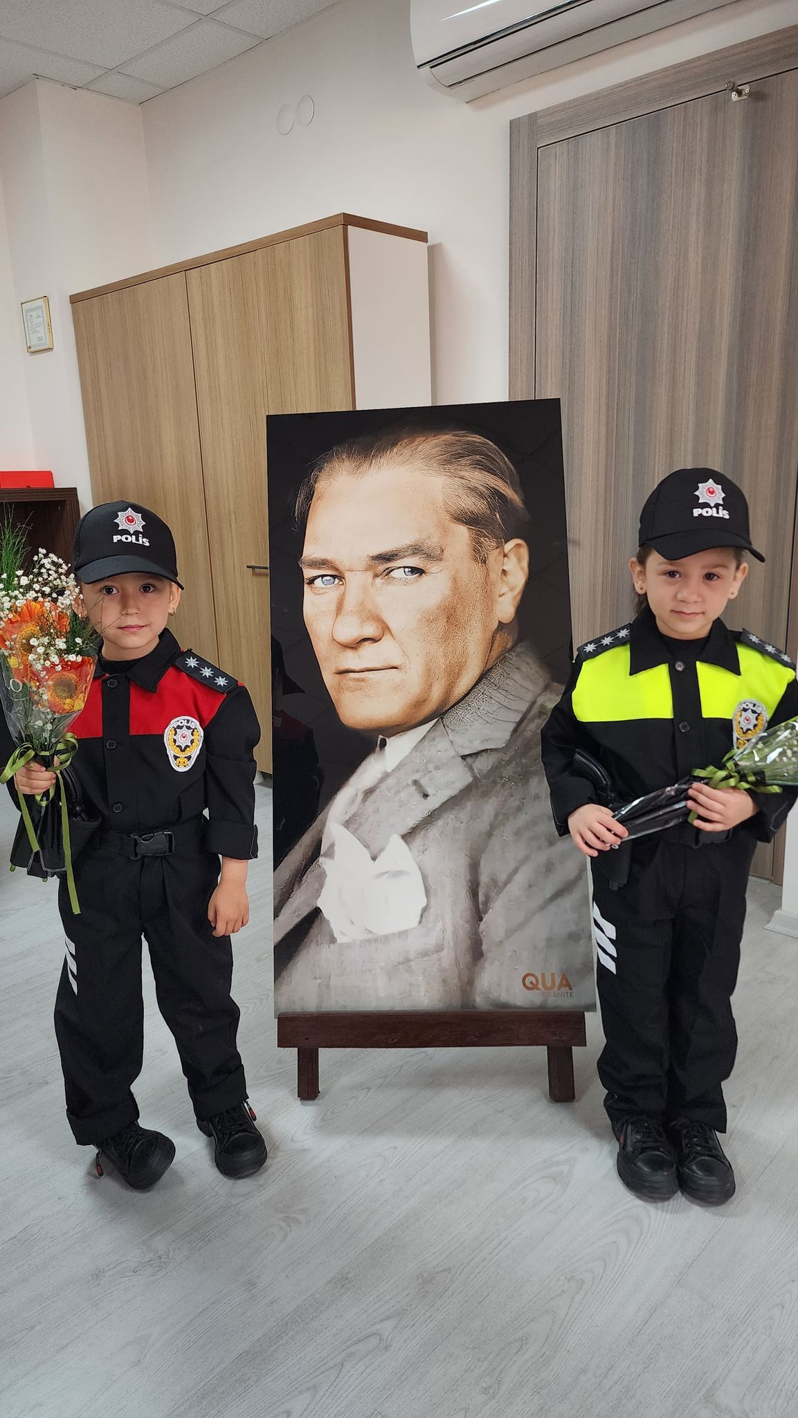 Aydinda Miniklerden Polislere Ozel Surpriz 558524 E11B4933B69F7A162F7Daee29E1D60B4