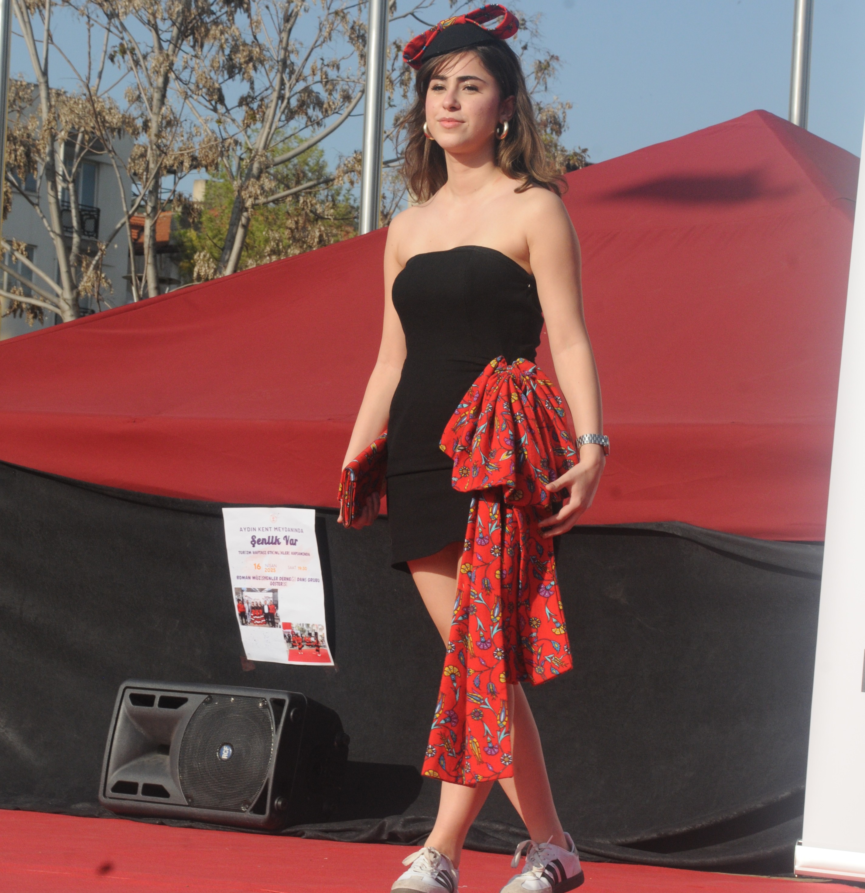 Defile 560308 7E9D57B21F3E56Cd3119C6Bec0Df9D43-1
