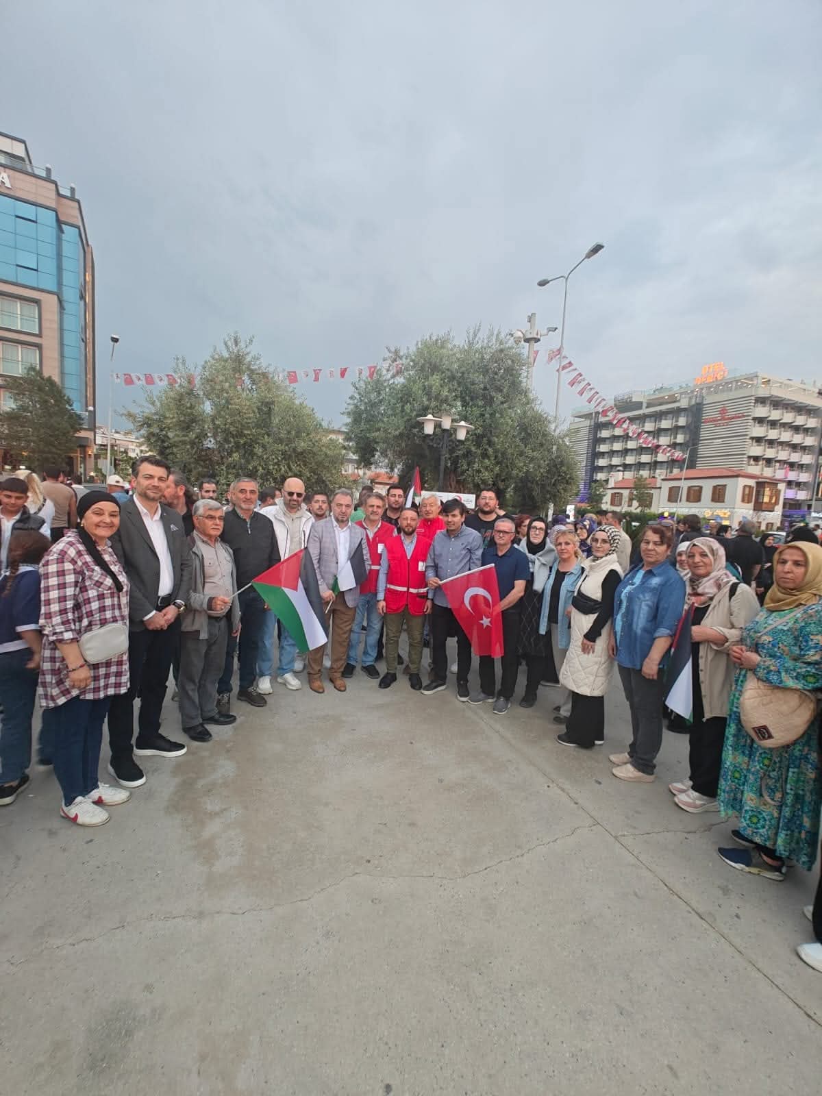 Kusadasi Filistin Ve Gazzeicin Meydanlara Indi 563314 3A5C3Fd0Ec2259B345Fb17Ac37C8Eaea