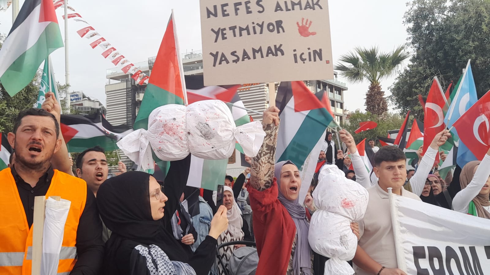 Kusadasi Filistin Ve Gazzeicin Meydanlara Indi 563314 F658C82129Ba27981F37Ccae8C7E6E20