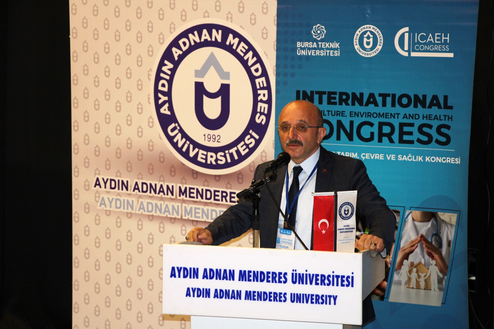 Aydindaki Uluslararasi Kongrede Koltuklar Bos Kaldi 569989 91B26B3B26909A83B612D114B2B3323A