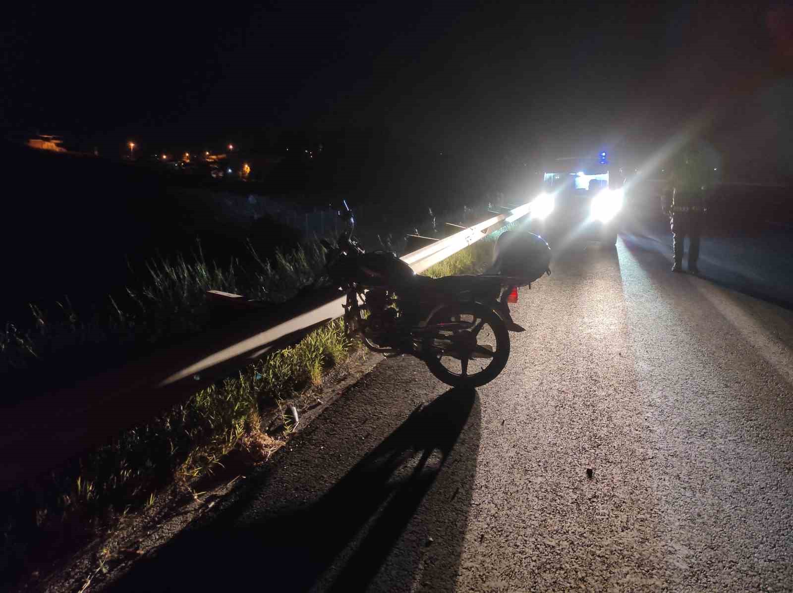 Bariyerlere Sikismis Motosikleti Trafik Ekiplerinin Dikkati Ortaya Cikardi 19B264Be8Eb76810Dab3De4A2C08Ebcf
