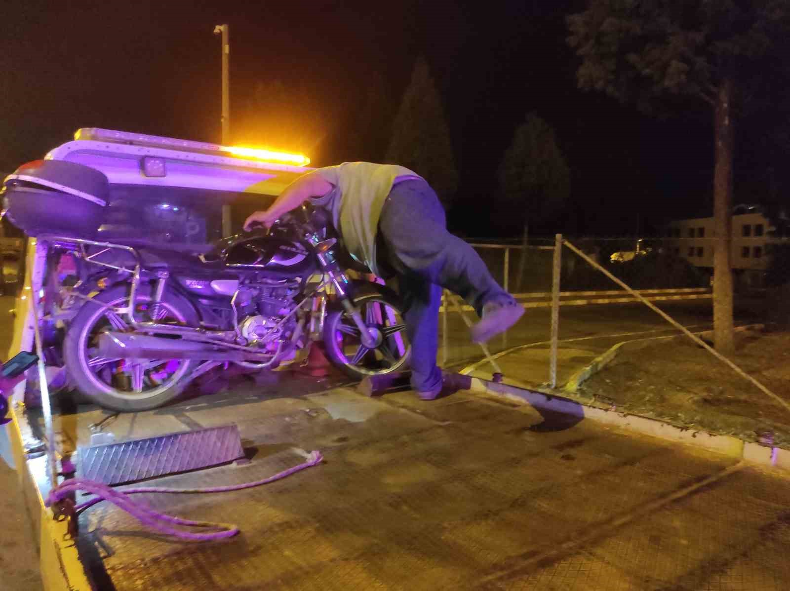 Bariyerlere Sikismis Motosikleti Trafik Ekiplerinin Dikkati Ortaya Cikardi B1427A4C21C4C4Af23008Bce6D006C1D