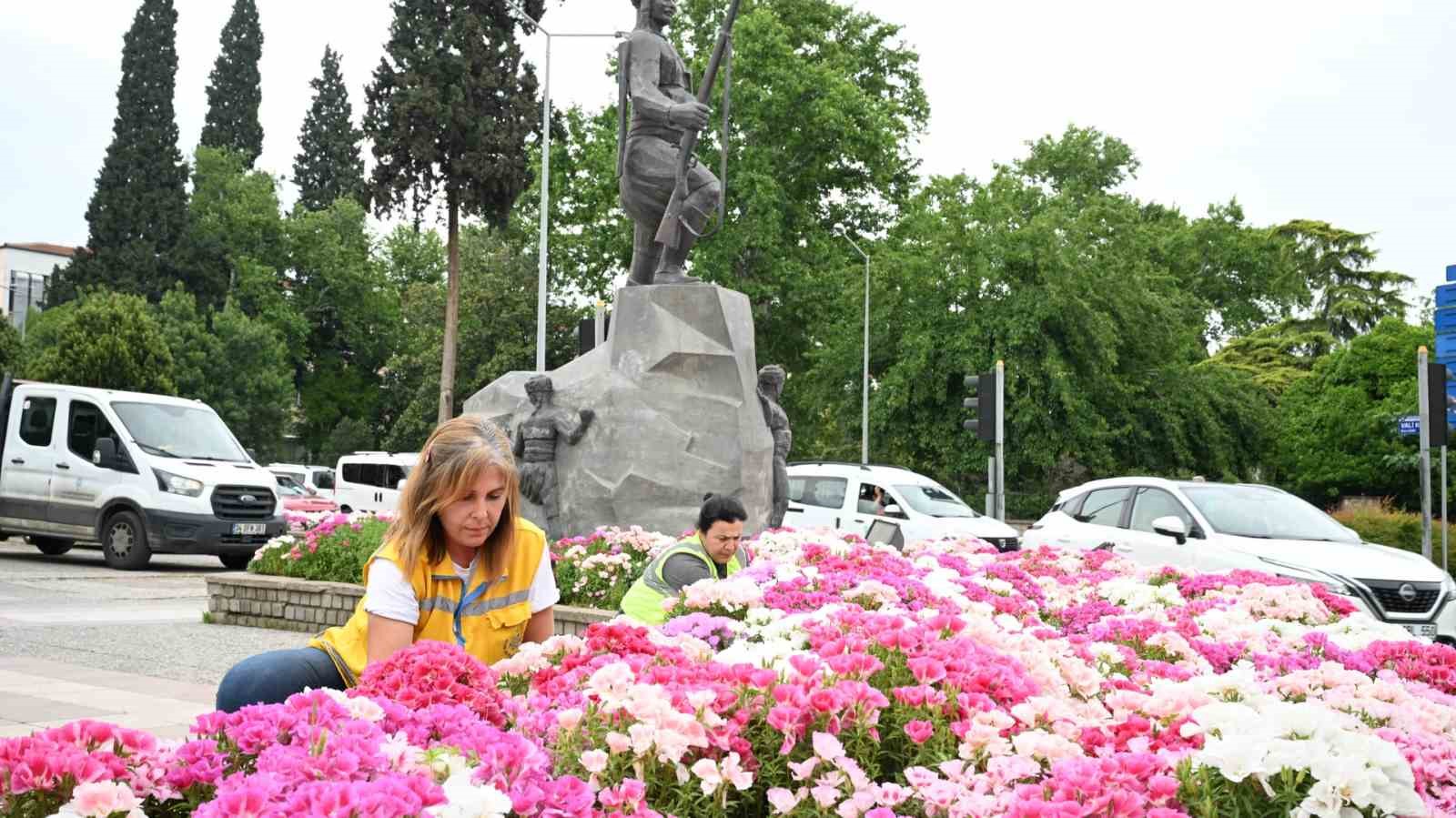 Baskan Cercioglu Efeleri Bahar Cicekleri Ile Susledi B7404Ad68F35F89B64Eb0B996Ba9C0B7