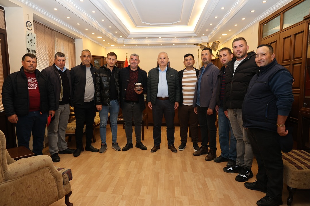 Belediye Personelinden 1 Mayista Baskan Kivraka Surpriz 564365 2038381835E592E8377B8E62Fdf8Afb0