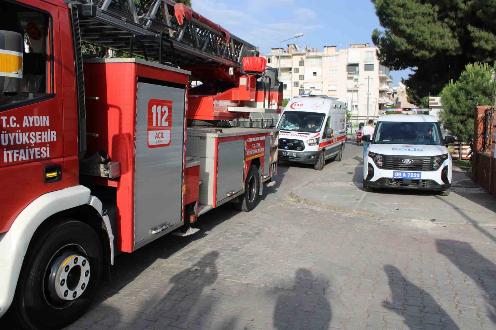 Catiya Cikti Kendisini Ikna Etmeye Calisan Polislere Gazeteciler Gitsin Inerim Dedi 47Add2043Fc04765Ef9C840Bf0896Ca2