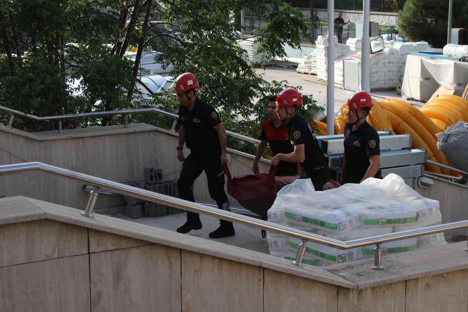 Catiya Cikti Kendisini Ikna Etmeye Calisan Polislere Gazeteciler Gitsin Inerim Dedi 98882E0561D0850A76D786C93Ddd0Deb
