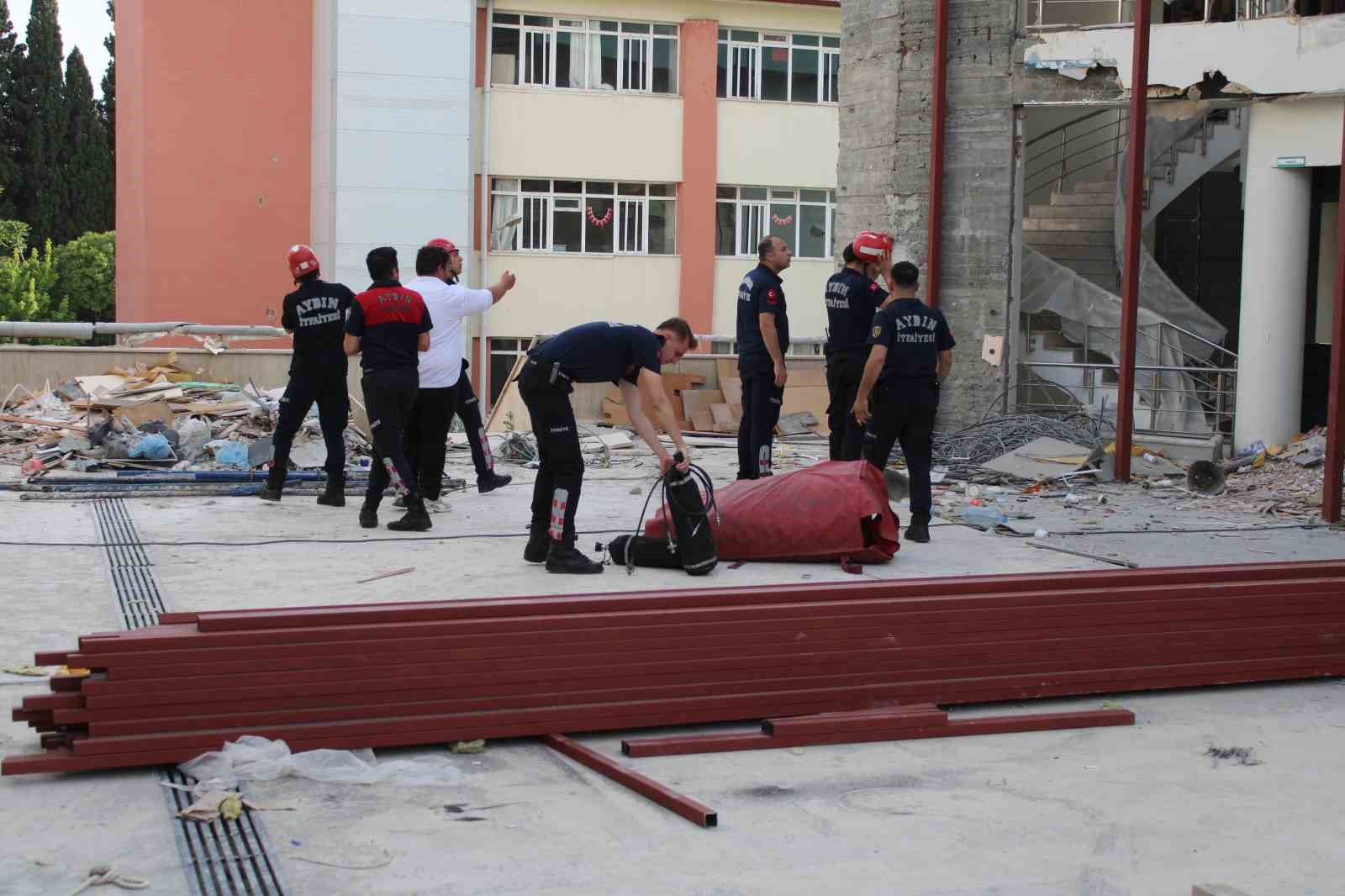 Catiya Cikti Kendisini Ikna Etmeye Calisan Polislere Gazeteciler Gitsin Inerim Dedi C8C5Fb2Eefe42687E07B26B72556Fa7D