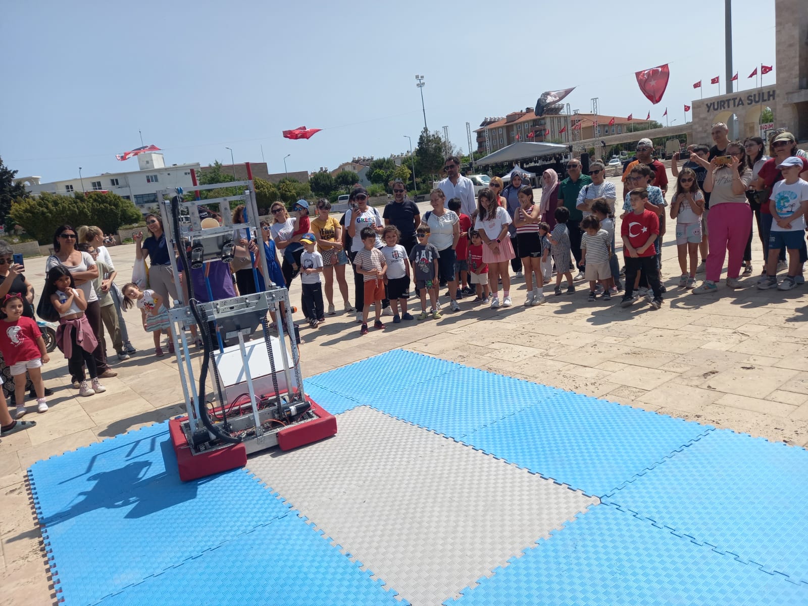 Didimliler Robot Gosterisini Yerinde Inceledi 569065 45C058718518A7E613C8Ae732Ec779Cb
