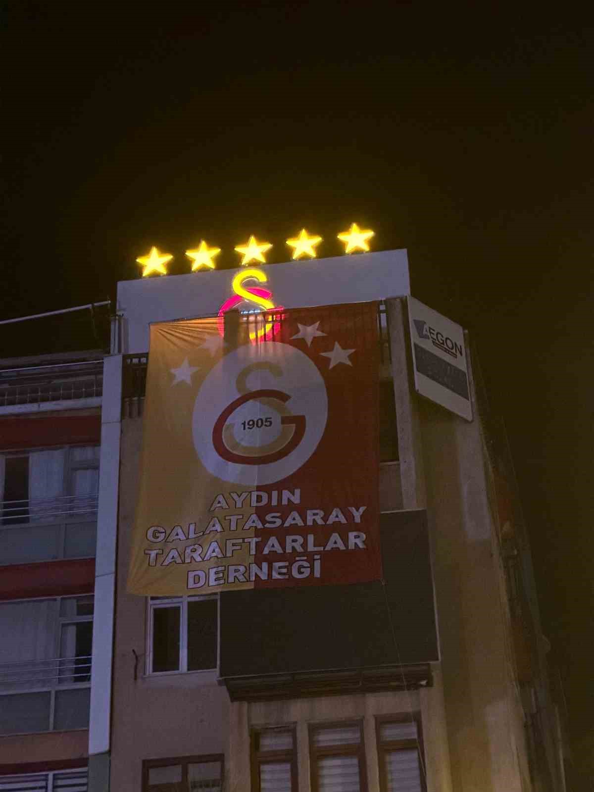 Galatasaraylilar Aydinda Besinci Yildizi Yakti 75734A2Ada22B54472807E5F9Db39118
