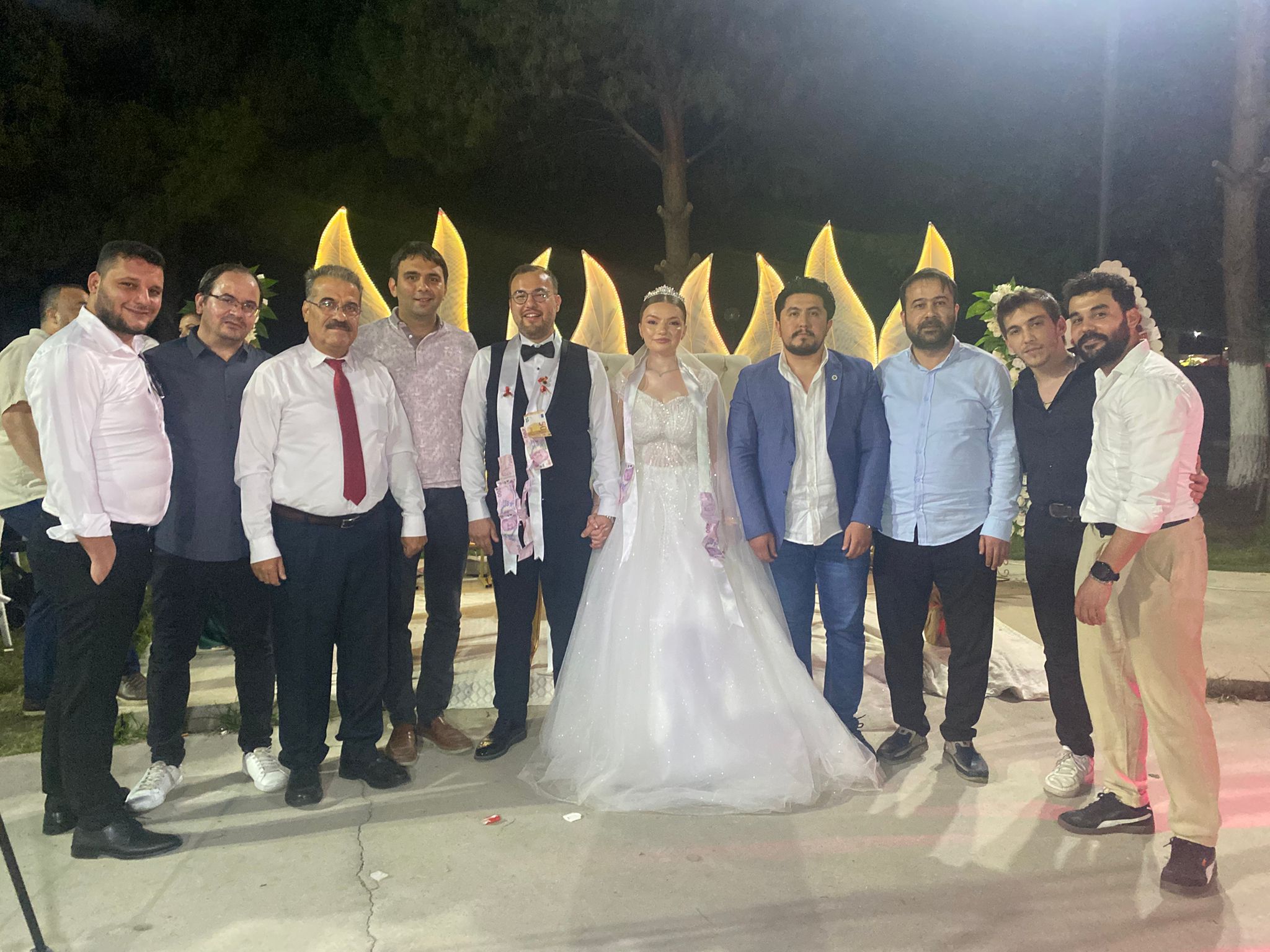 Gazeteci Cift Asklarini Evlilikle Taclandirdi 570505 F4D6Aa59D025Efc8C3F69588Bd3A6Ff4