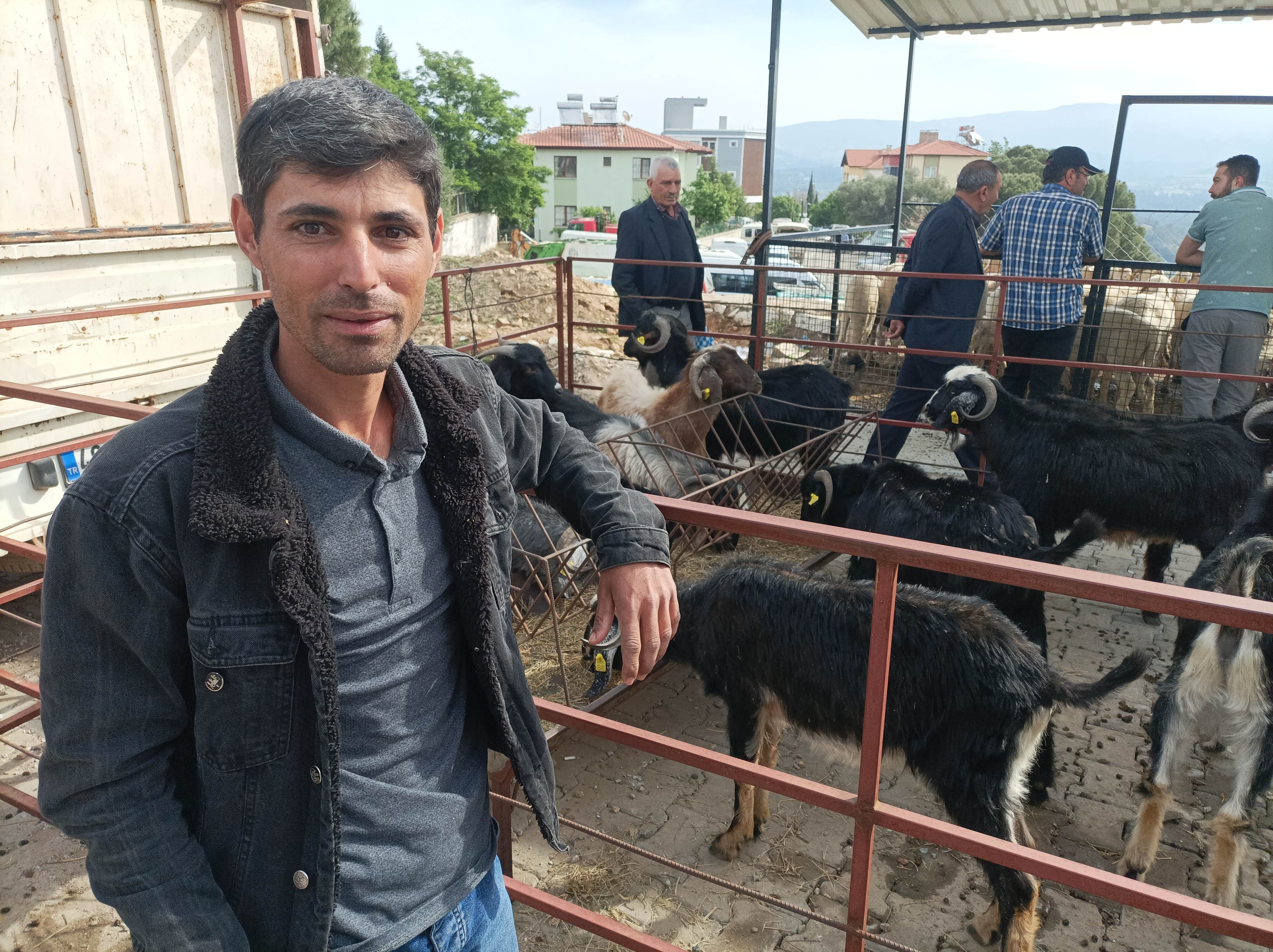 Hayvancilik Icin Universite Egitiminden Vazgecti 572108 Bc8Fb57F5Bfedb9A1C5F2Dcaf6Ca00E2