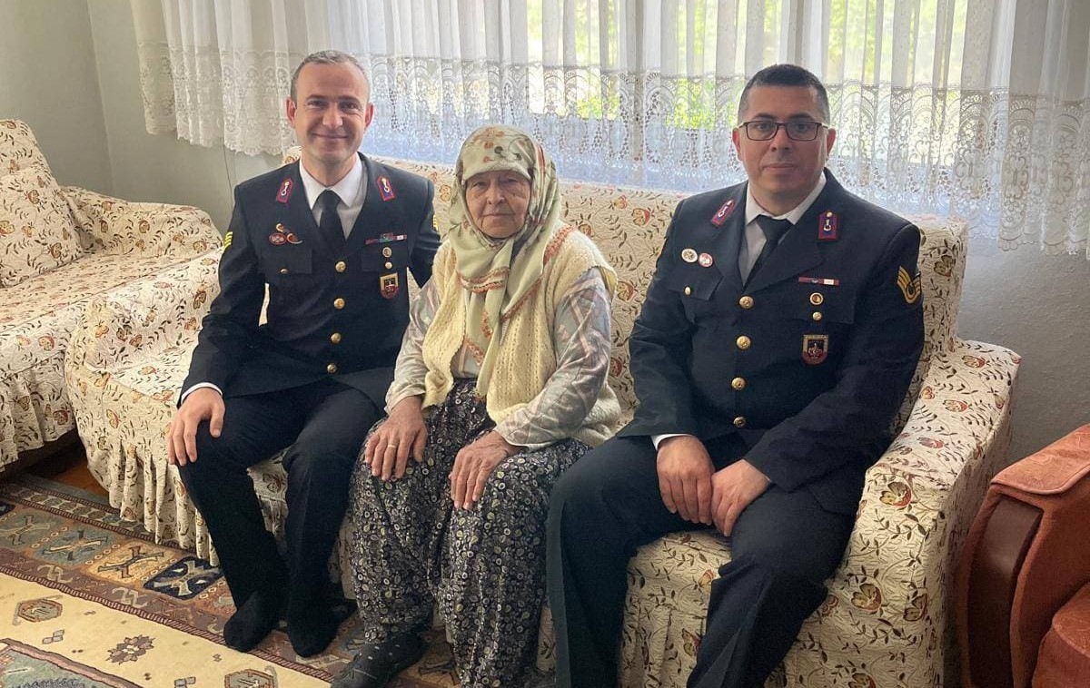 Jandarma Sehit Annelerini Unutmadi 113C81E323195Cab83C2345D8C6Baae9