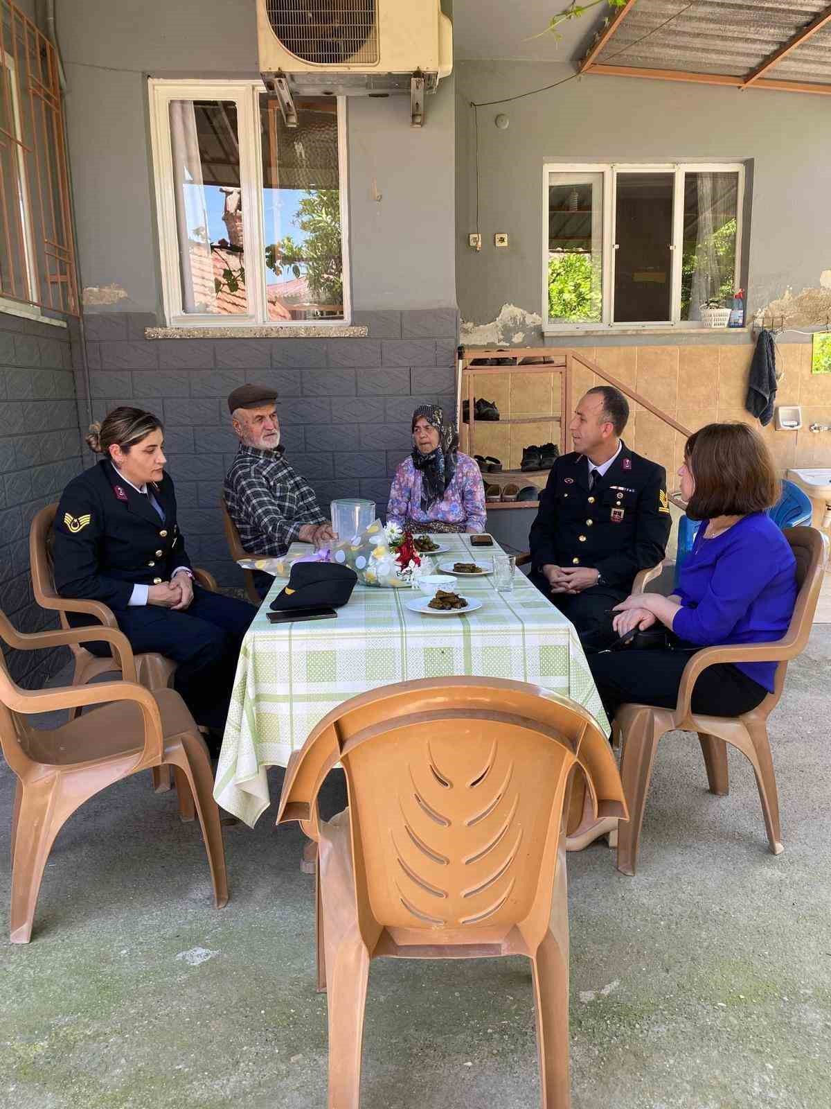 Jandarma Sehit Annelerini Unutmadi 9Bc2959459C739D30F0A08Ed022Fb7D7