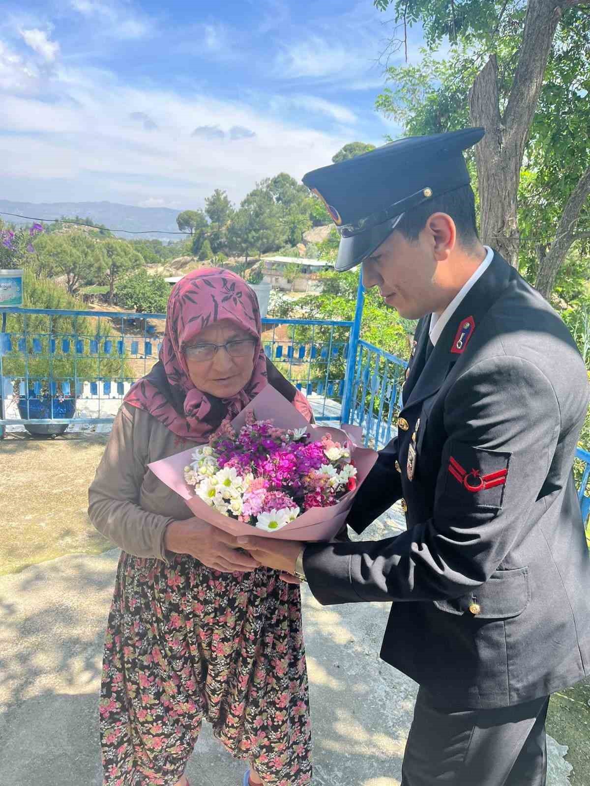 Jandarma Sehit Annelerini Unutmadi D924B2Dae2Ddae63768585D2Fc293A5C