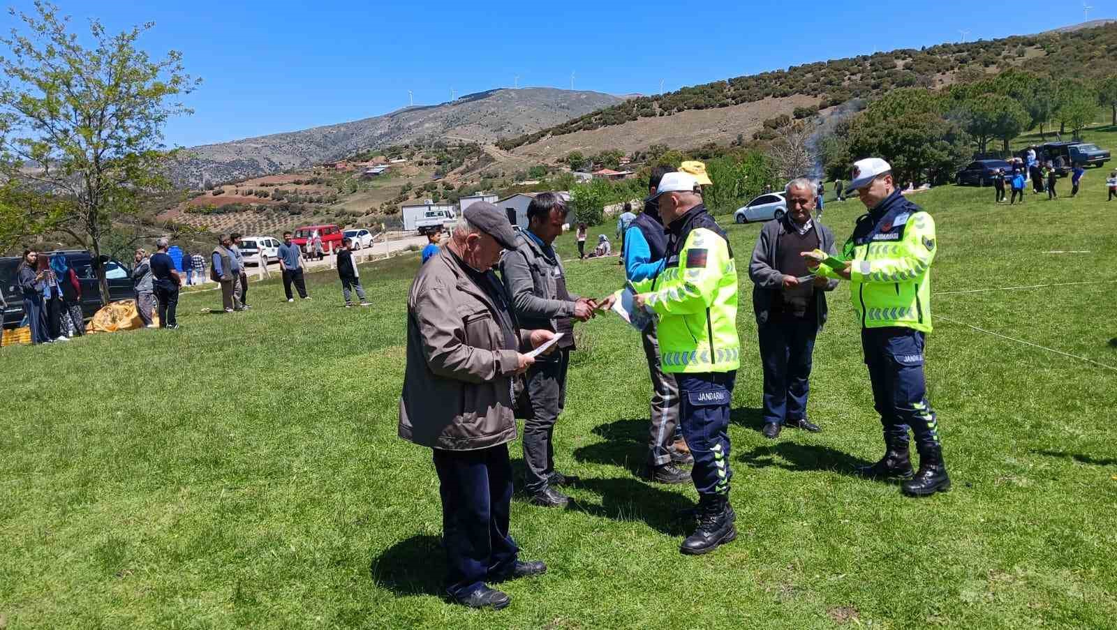 Jandarma Vatandaslara Trafik Kurallarini Anlatti E983B26Ec94D052930Cfcfac7B0F9673