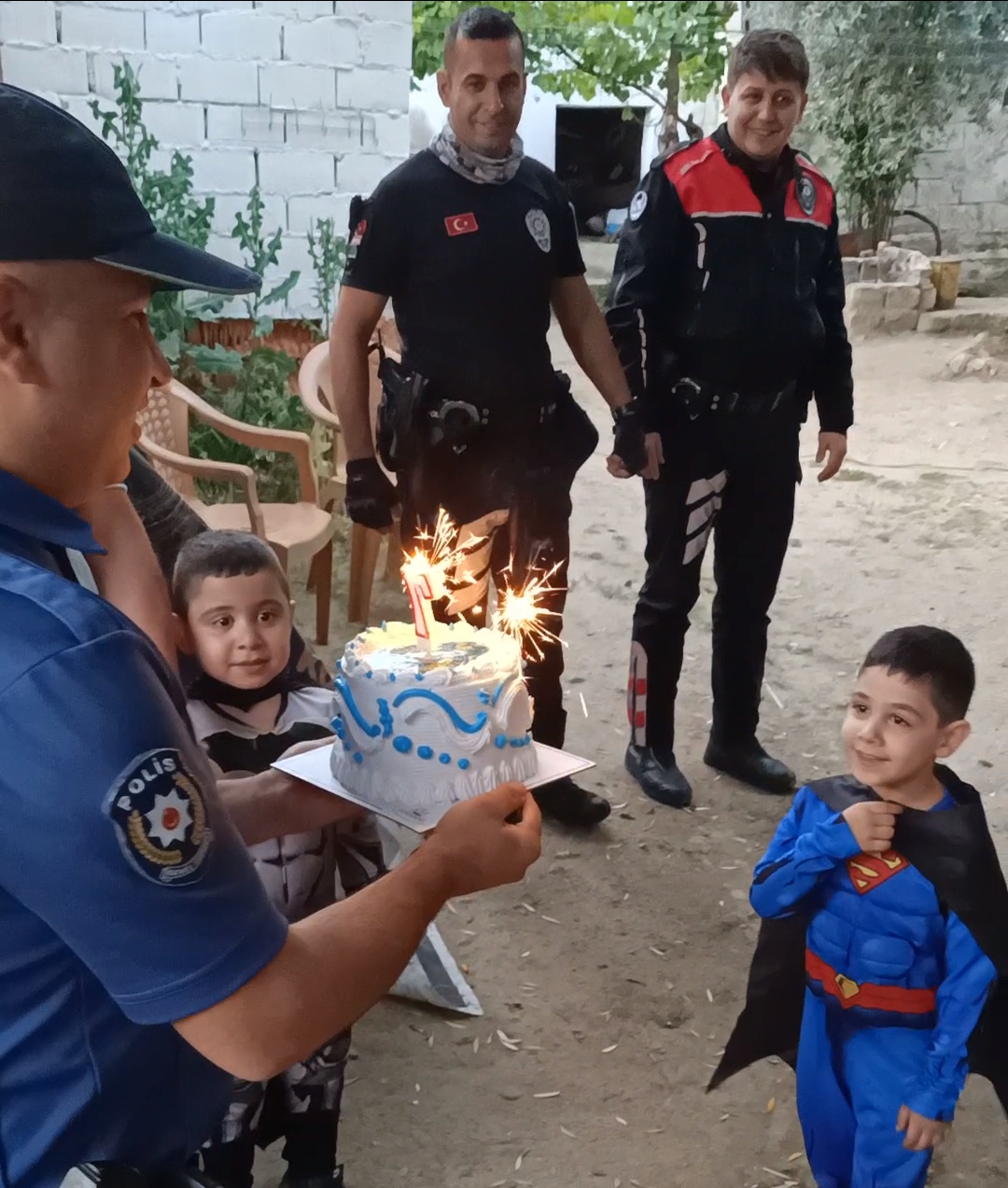 Kalp Hastasi Minik Eymen Hayallerine Kavustu Nazilli Polisinden Unutulmaz Supriz 569050 5Bf9D6704669Fc6Ff3D5201A861Cf51C