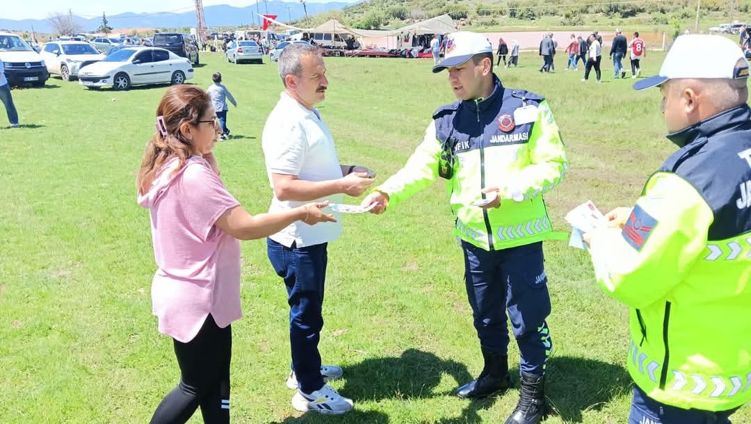 Karacasuda Jandarmadan Golcuk Yaylasinda Farkindalik Etkinligi 565022 818F048686D05Aff4D6943634592F75F