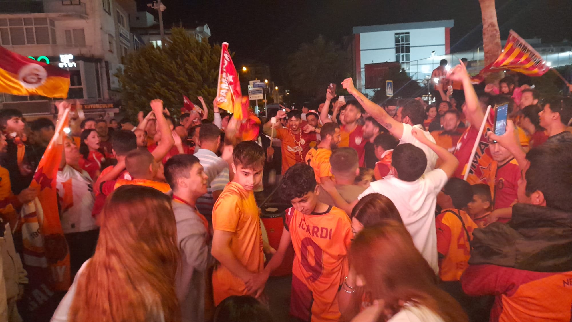 Kusadasinda Coskunun Adi Galatasaray 568879 C275C0Fe21875Cc202213D1Bce6Fd8A1