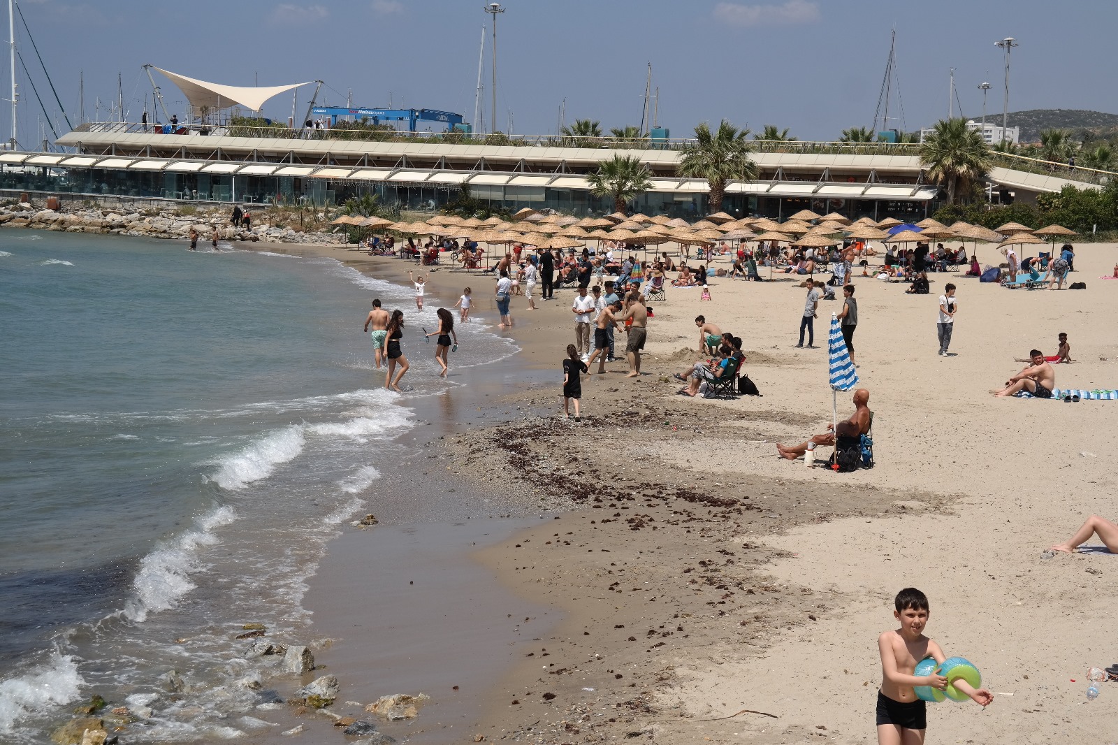 Kusadasinda Plajlara Yaz Erken Geldi 566932 176Ea56615E19Bcf2Bb47E45F5Abb070