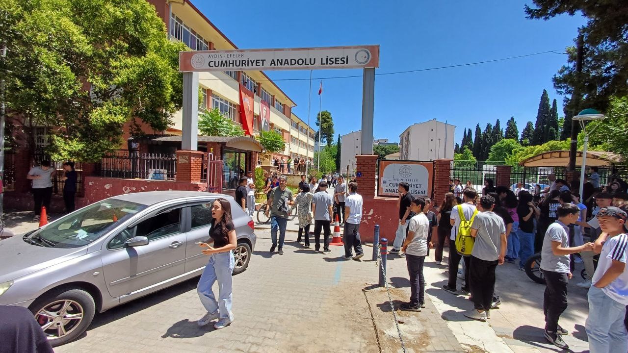 Lise Onunde Ogretmen Ve Kurye Kavgasi 72Cbaadb8B749D27Bf0Bed68F3F332B8