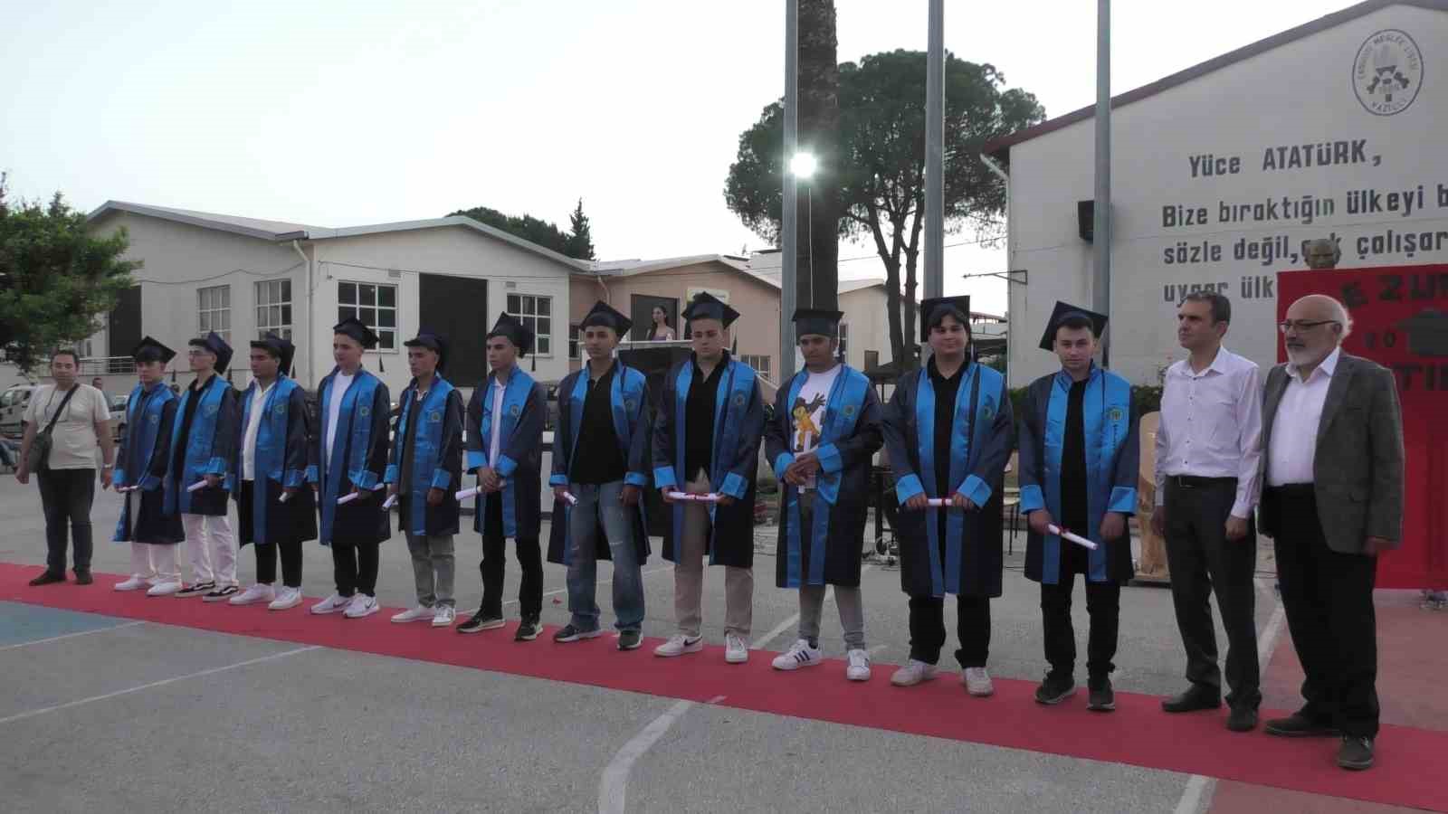 Nazillide Meslek Liselilerinin Mezuniyet Sevinci 7B4B6D84548E232C853A8F2Da3F883C2