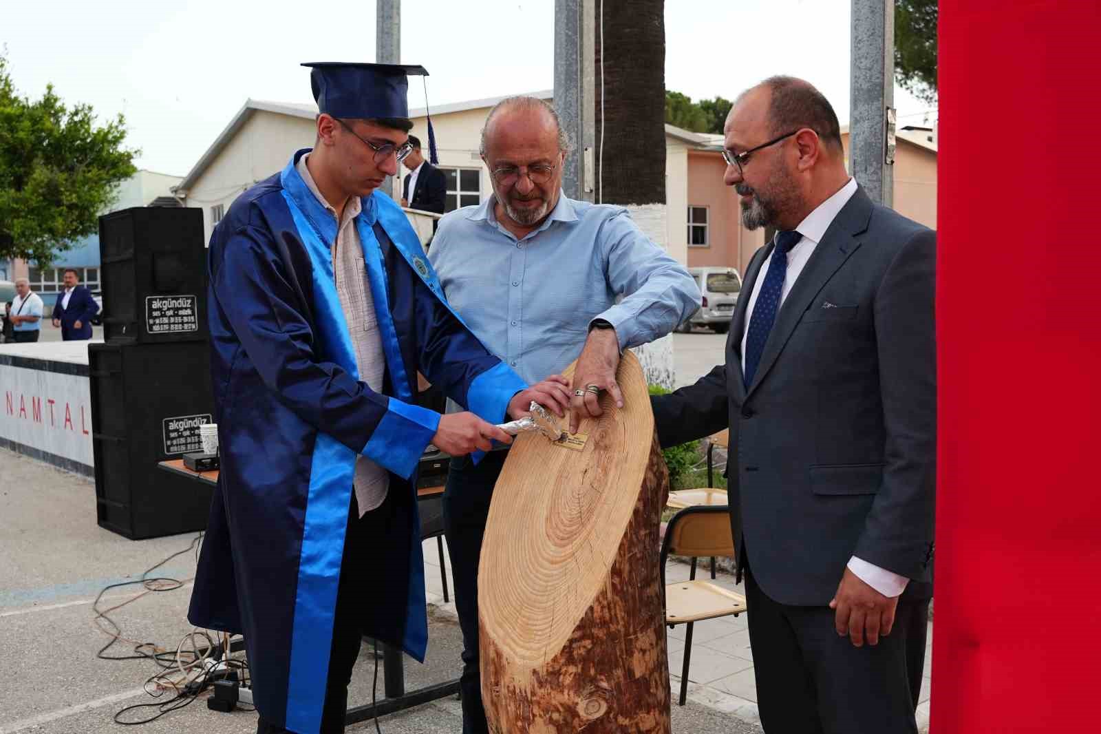 Nazillide Meslek Liselilerinin Mezuniyet Sevinci A7455388966066D751Ef69857182Ab55